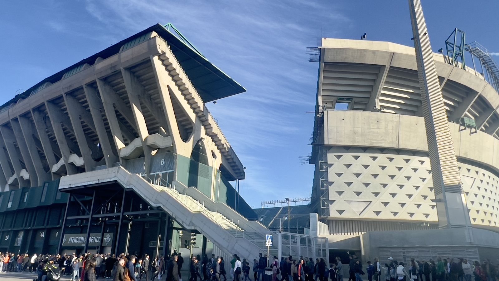Colas en el Benito Villamarín para presenciar el entrenamiento.