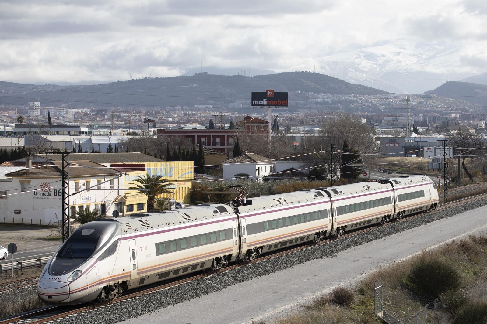 Los servicios Intercity se prestan en Granada con trenes S-114