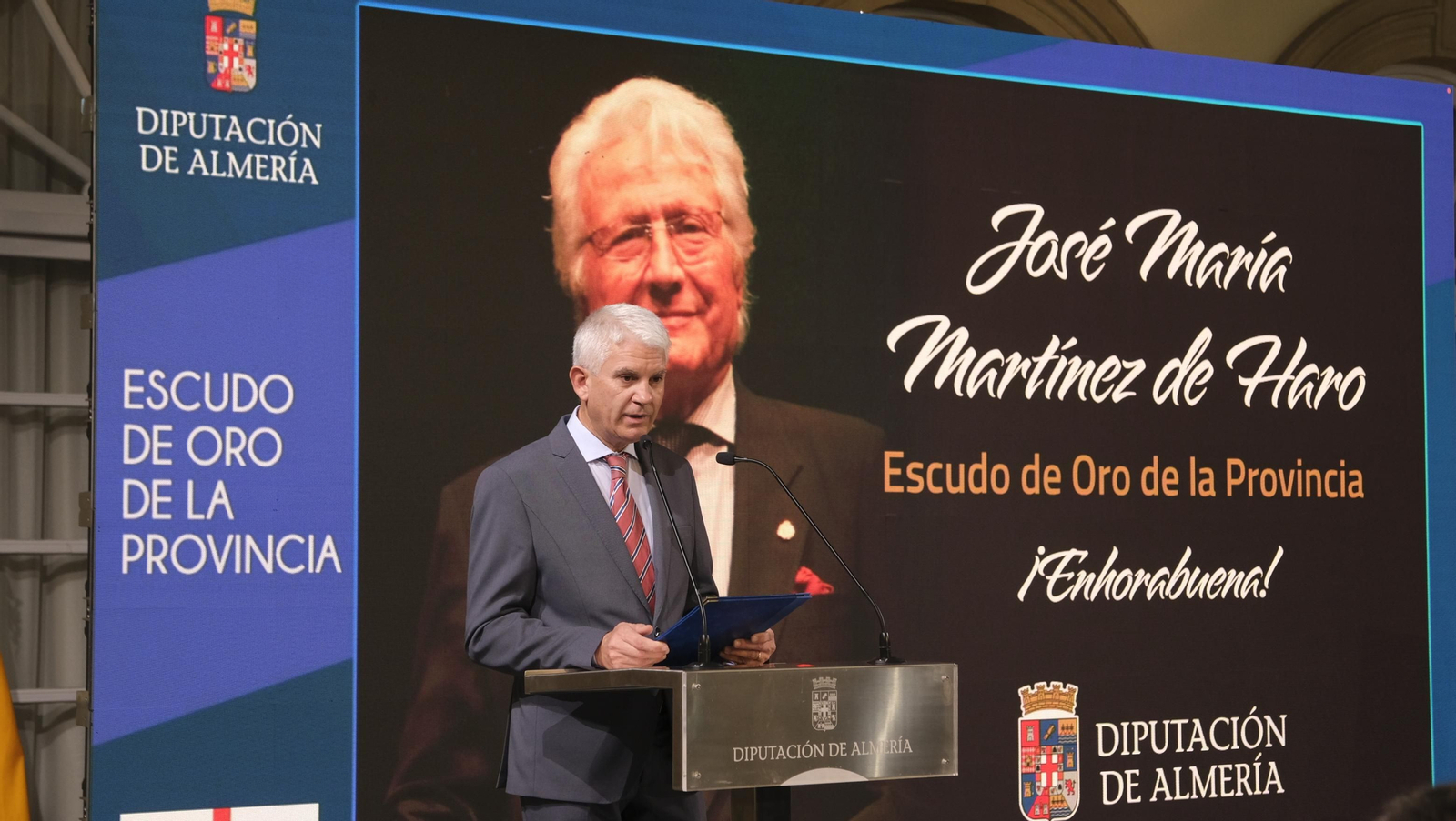 Imágenes de la entrega del Escudo de Oro de la Provincia de Almería a José María Martínez de Haro