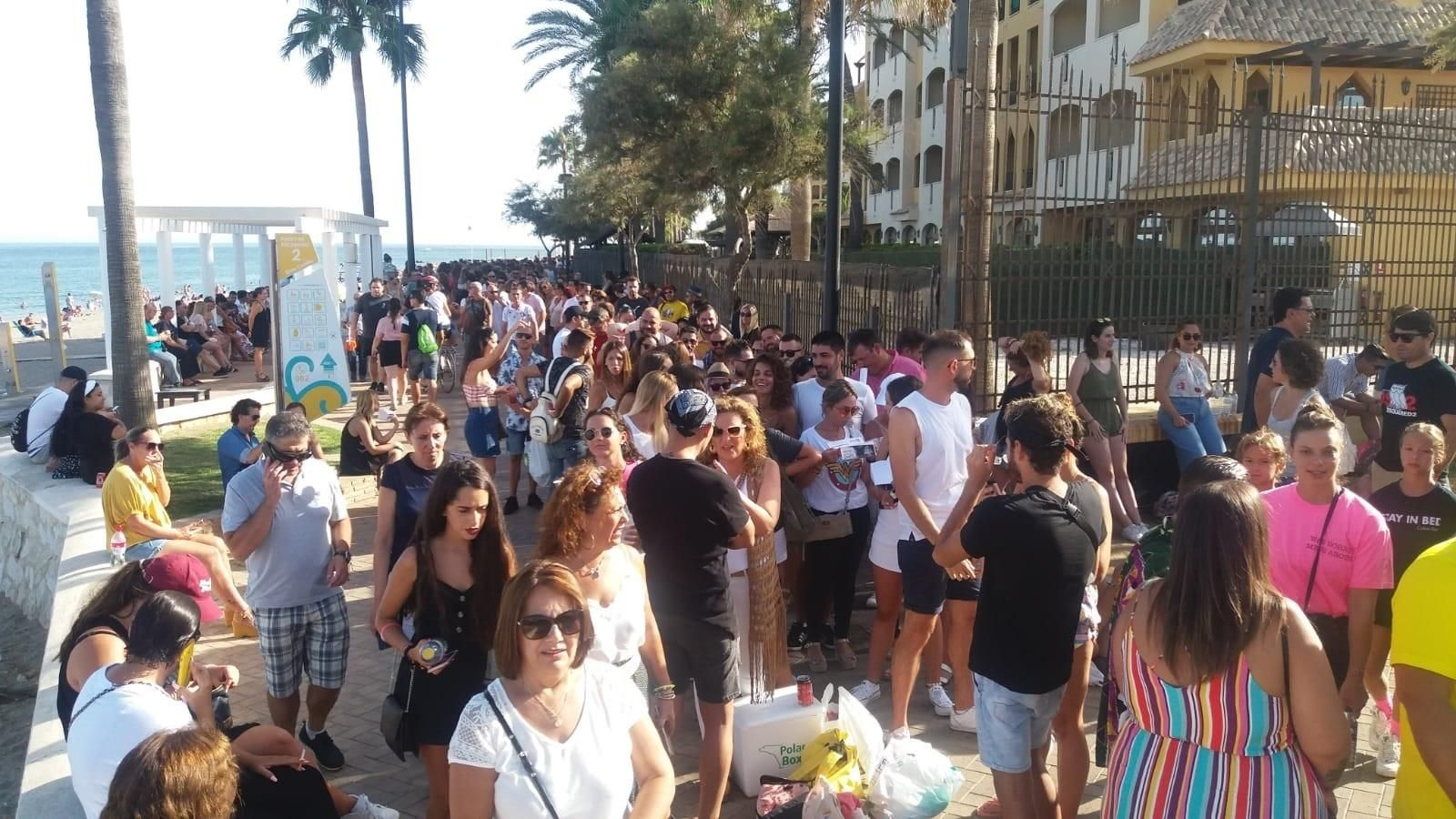 'Fans' de Jennifer López congregados junto al castillo Sohail, a la espera del concierto.