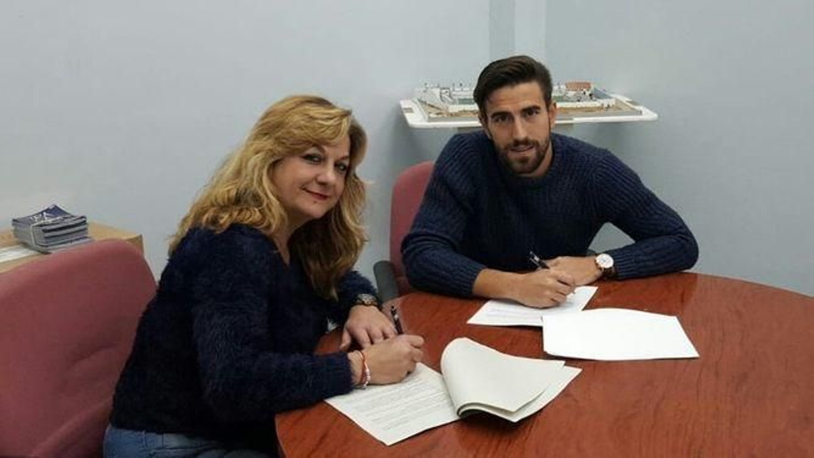 Joselu, en el momento de firmar su contrato con el San Fernando