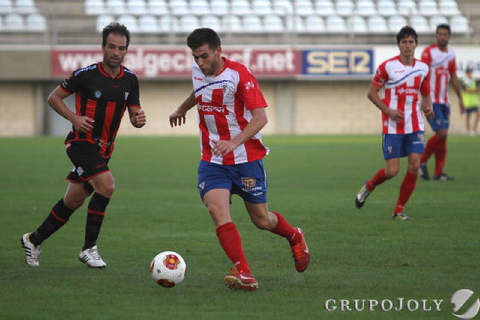 El Algeciras no pasa del empate en casa (0-0) ante un correoso Lucena.

Foto: Andres Carrasco