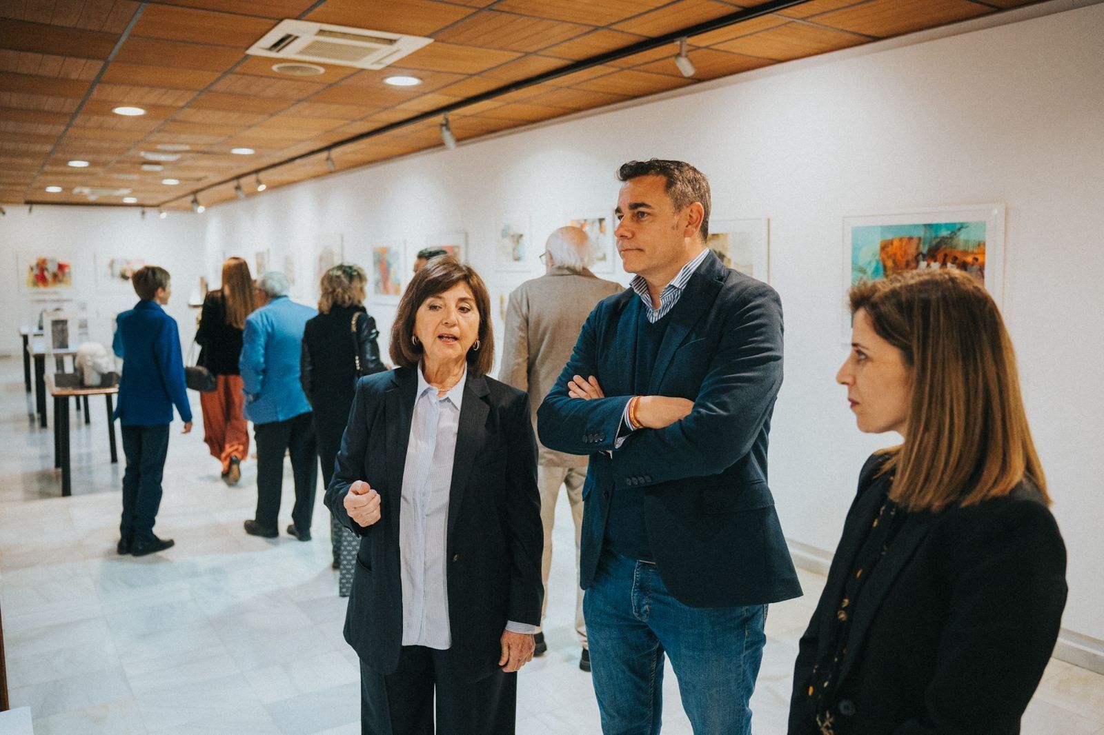 Maritina Delgado, Daniel Salcedo y Mariquina Ramos recorriendo la exposición en el Castillo de Santa Ana.