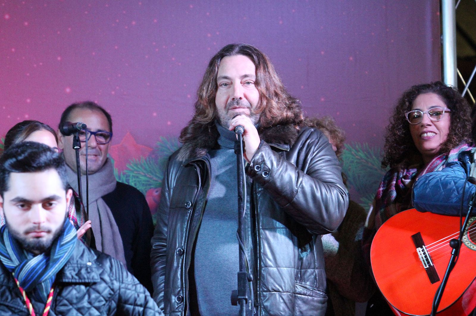 Pepe El Marismeño y el Coro de Emigrantes ponen voz al Cuentacuentos de Huelva Información, en imágenes