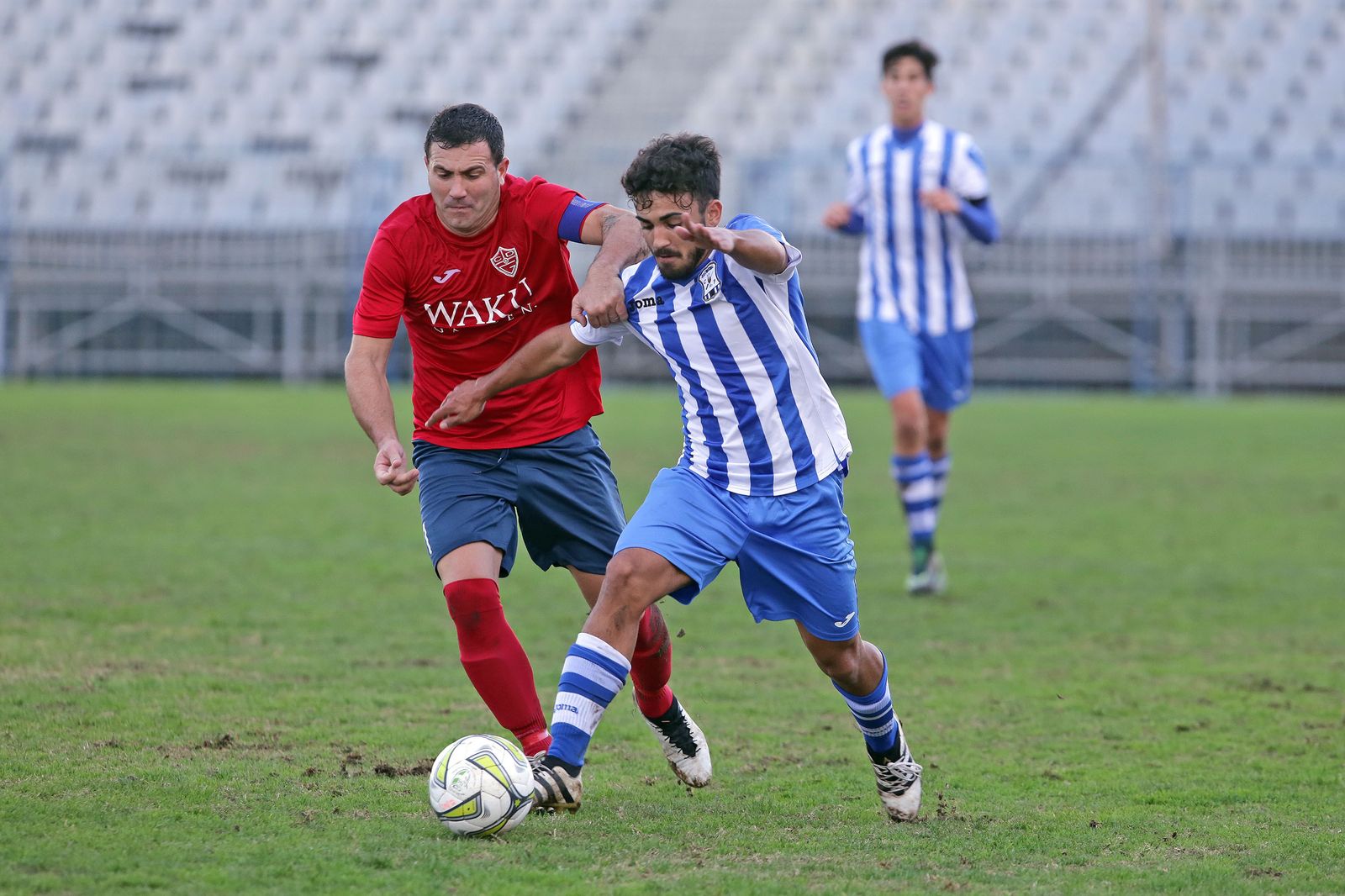Marco Cervera disputa el balón, ayer en La Juventud de Jerez.