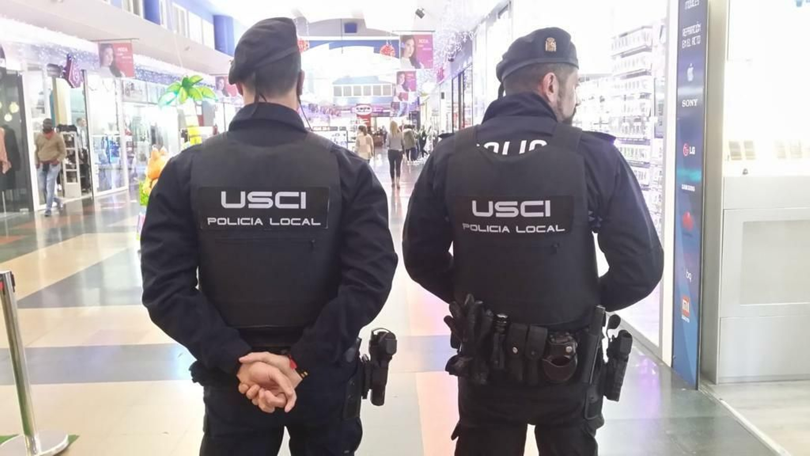 Dos agentes de la Unidad de Seguridad Ciudadana de la Policía Local ejidense.