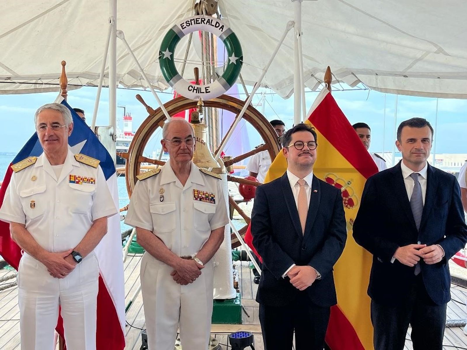 El embajador de Chile en España, Javier Velasco, con el alcalde de Cádiz, Bruno García.