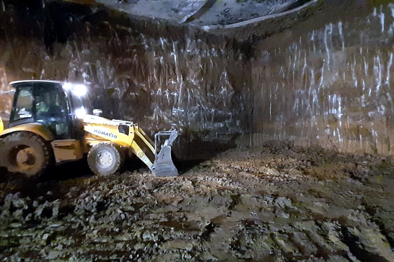 Una máquina excavadora finaliza la extracción de tierras en el túnel de la Avenida de Andalucía.