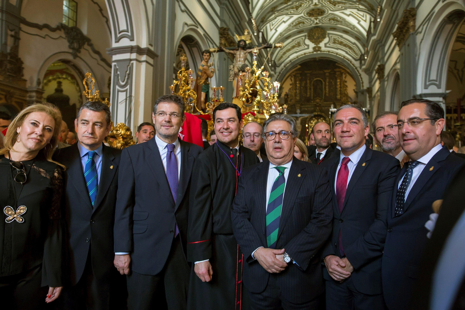 Los ministros Zoido y Catalá; el presidente del PP-A, Juanma Moreno; el delegado del Gobierno, Antonio Sanz, y otros, ayer en Málaga.
