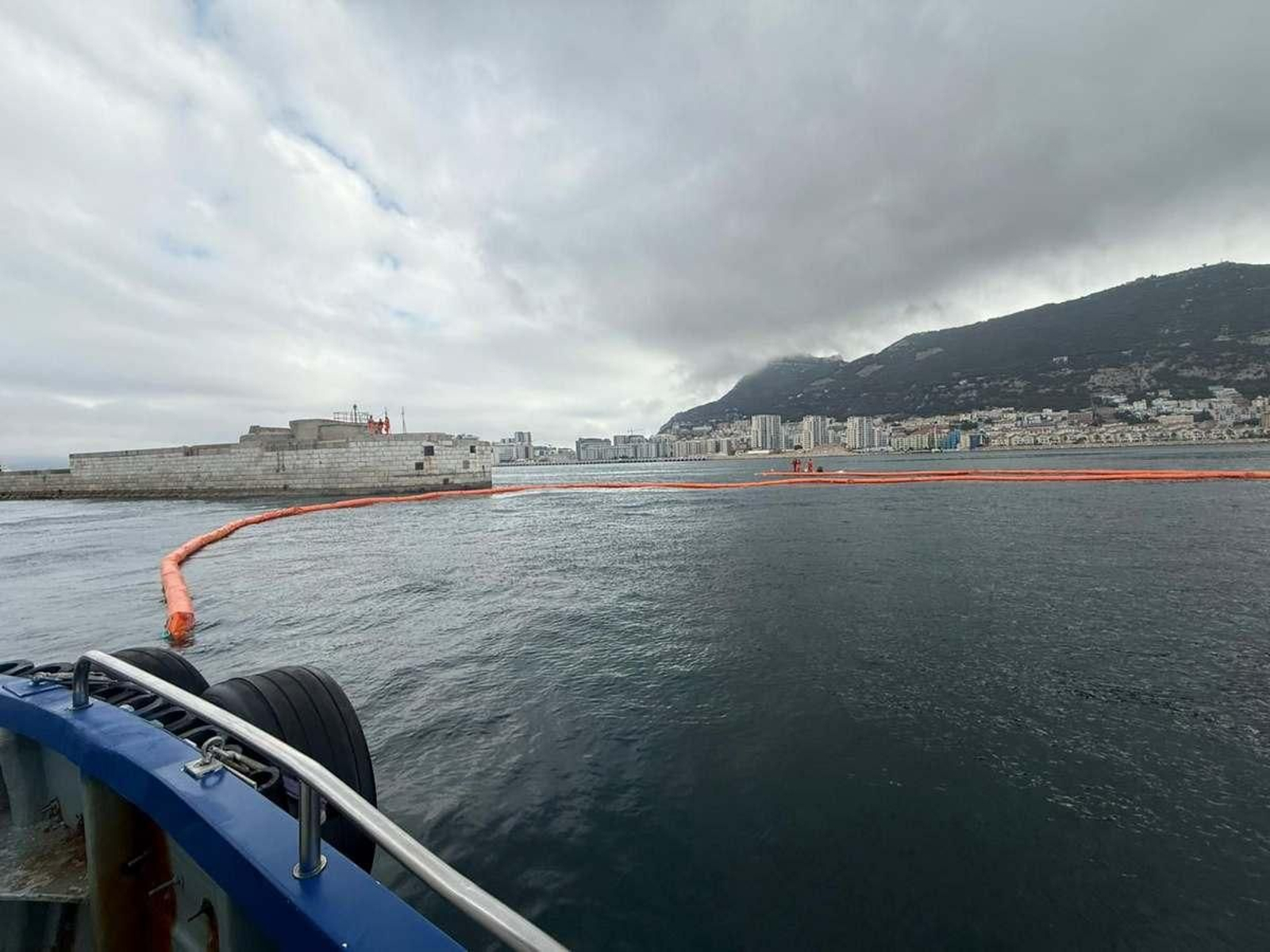 Uno de los momentos del simulacro, con una barrera de contención desplegada en el puerto de Gibraltar.