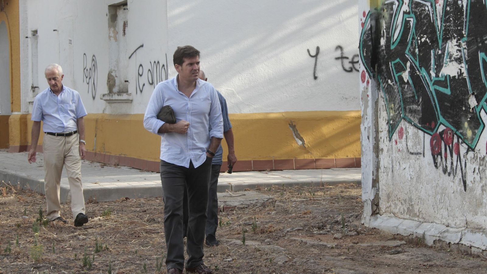 Viviendas selladas y abandonadas por el Ministerio de Defensa después del fallecimiento de sus inquilinos.