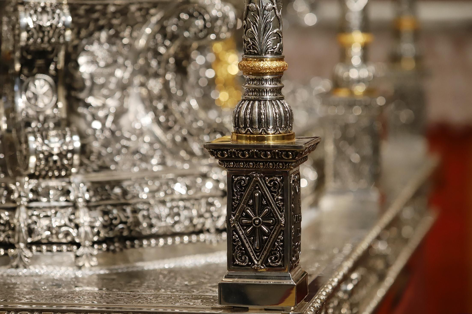 Imágenes de la Virgen del Rocío y sus nuevas andas