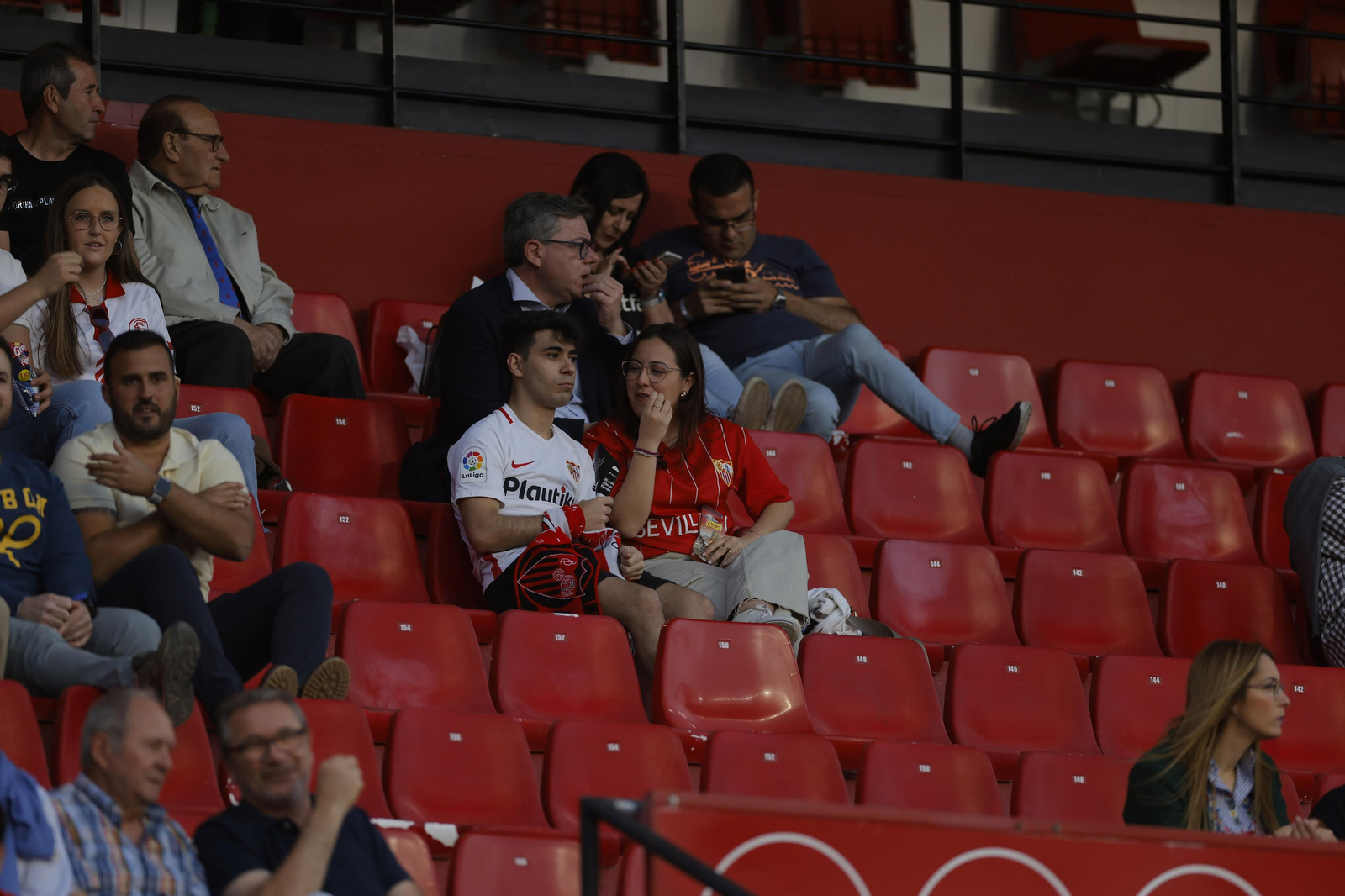 Búscate en las fotos del Sevilla-Celta