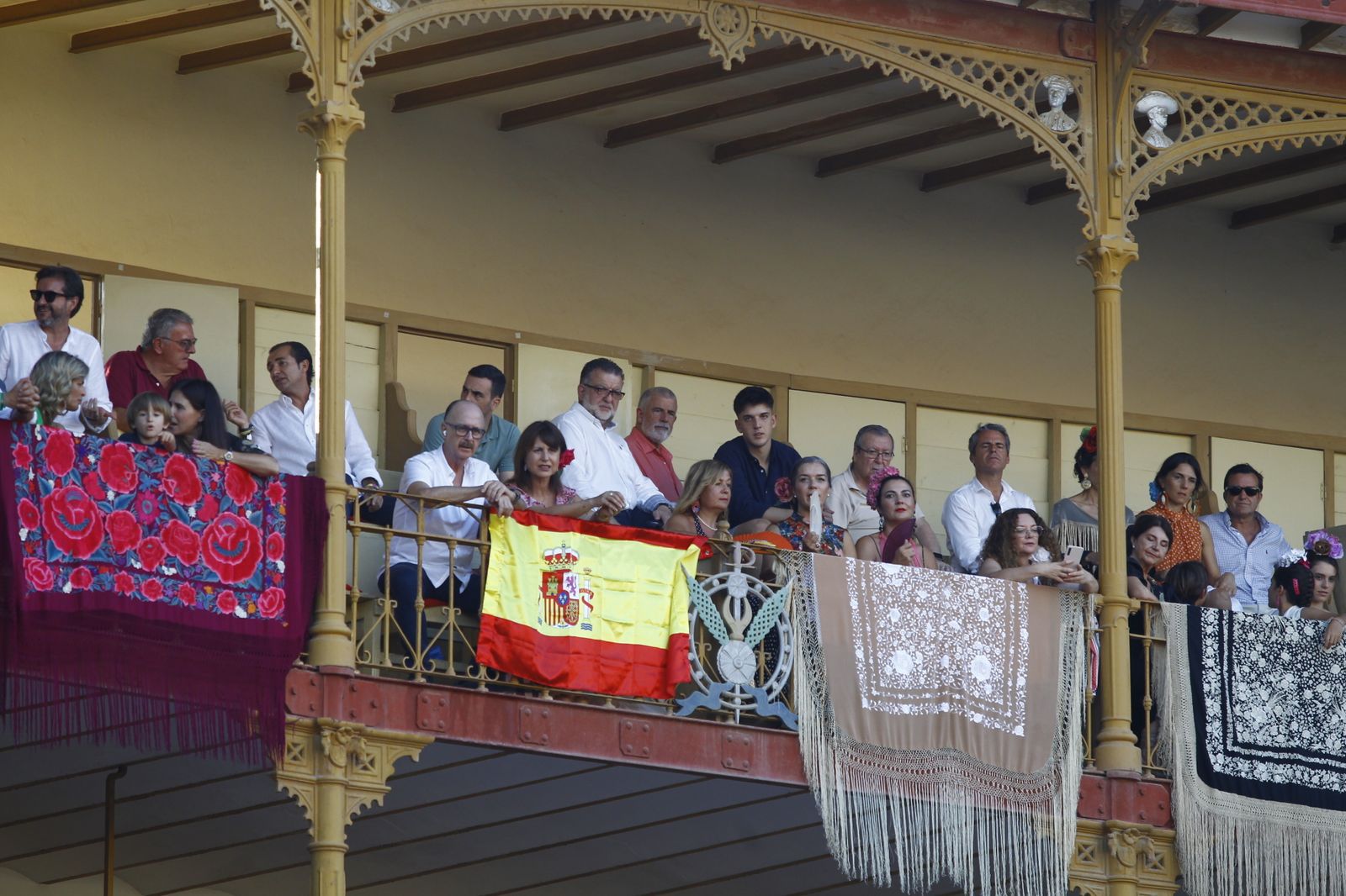 Imágenes del 'ambiente' en la corrida de toros de la Feria de Almería, con los diestros Morante de la Puebla, El Juli y Tomás Rufo