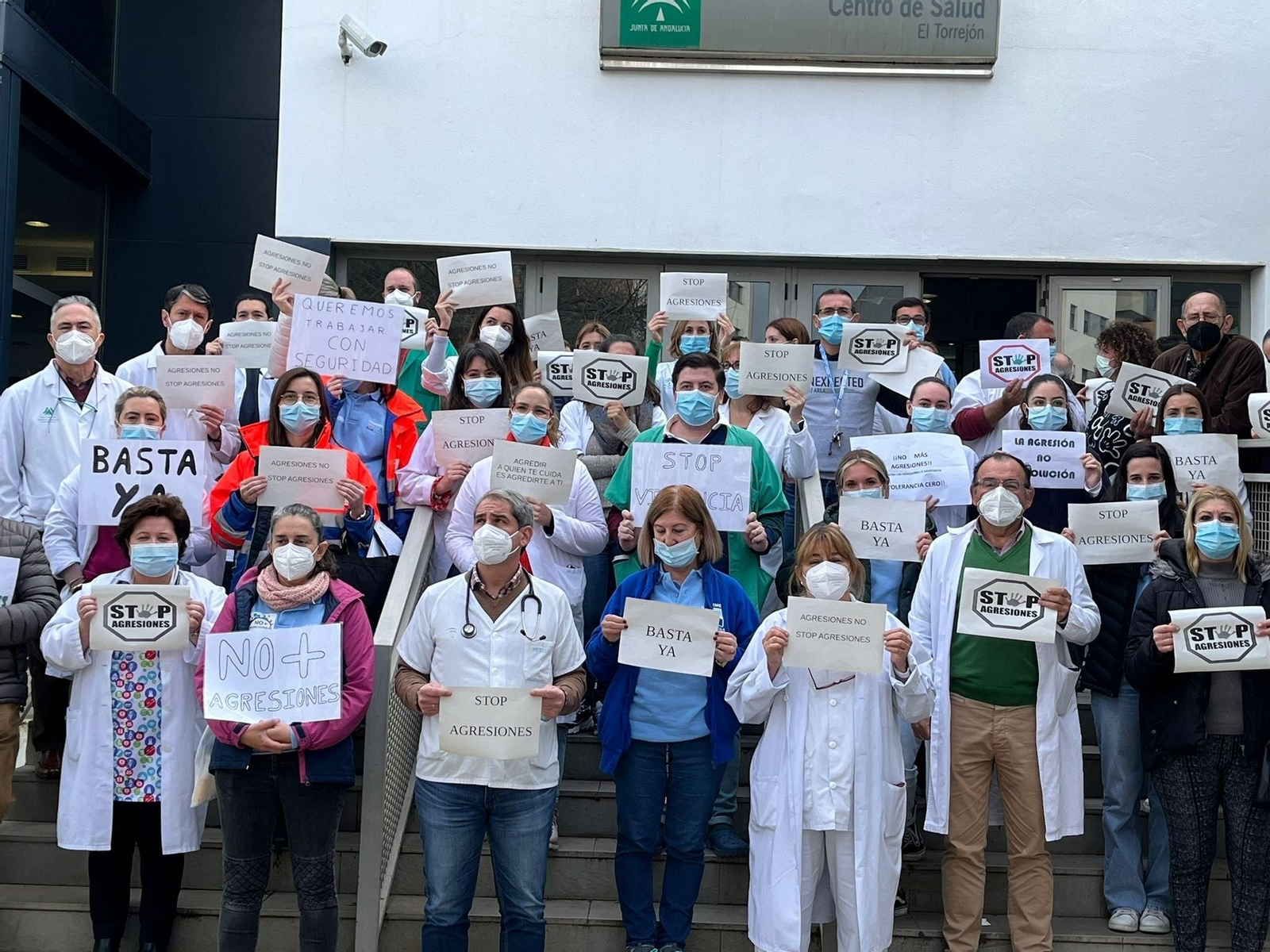 Concentración en el centro de salud de El Torrejón por la agresión a la trabajadora social.