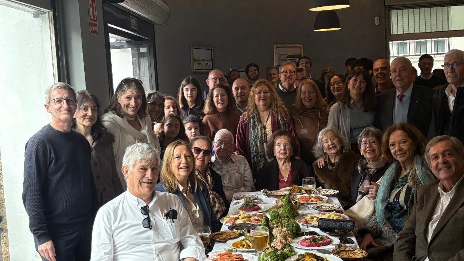 Maruja Sánchez Acevedo, rodeada de cuatro generaciones de la familia durante la comida con motivo de su 100 cumpleaños.