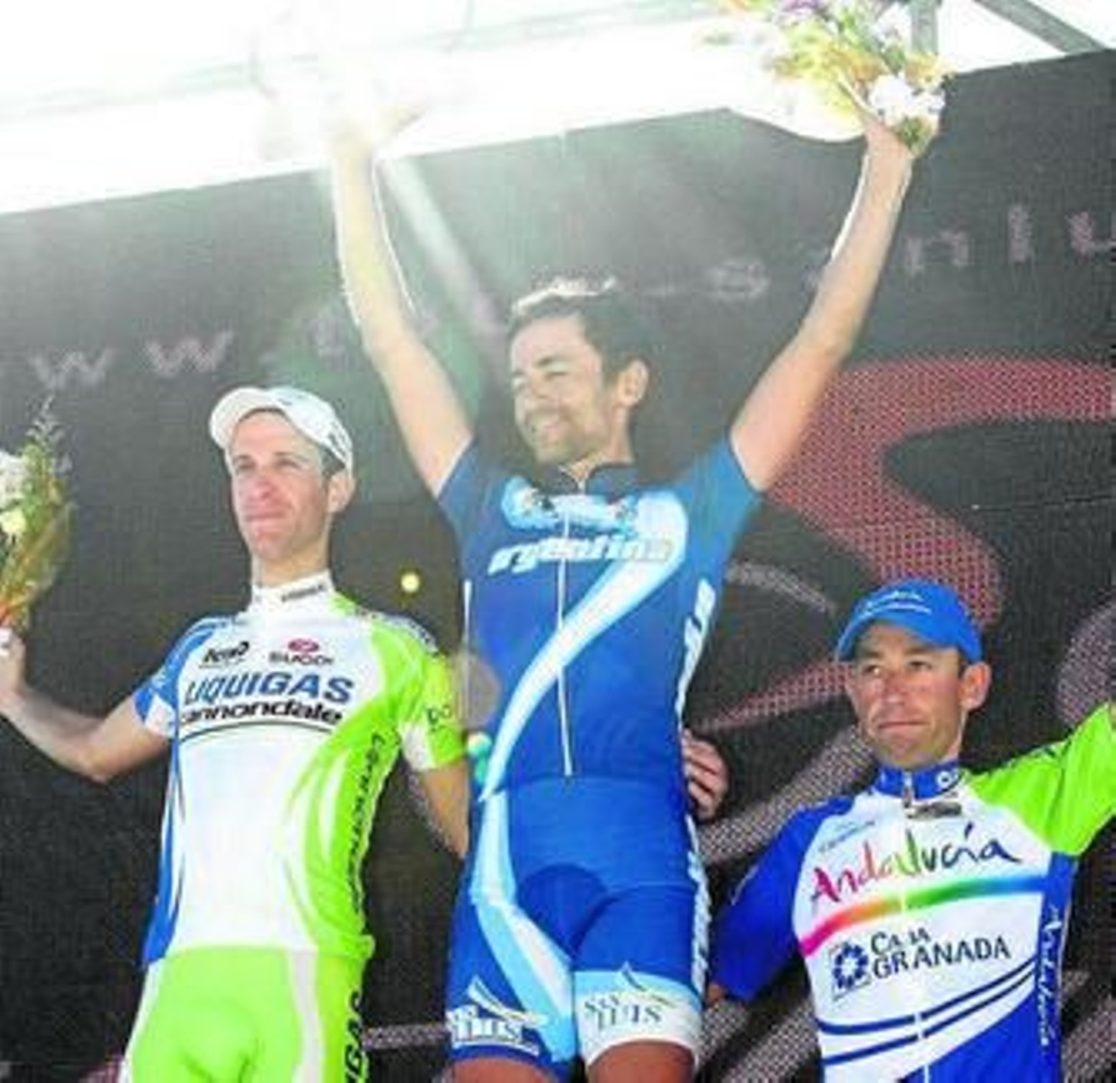 Adrián Palomares, tercero en la etapa, posa en el podio.