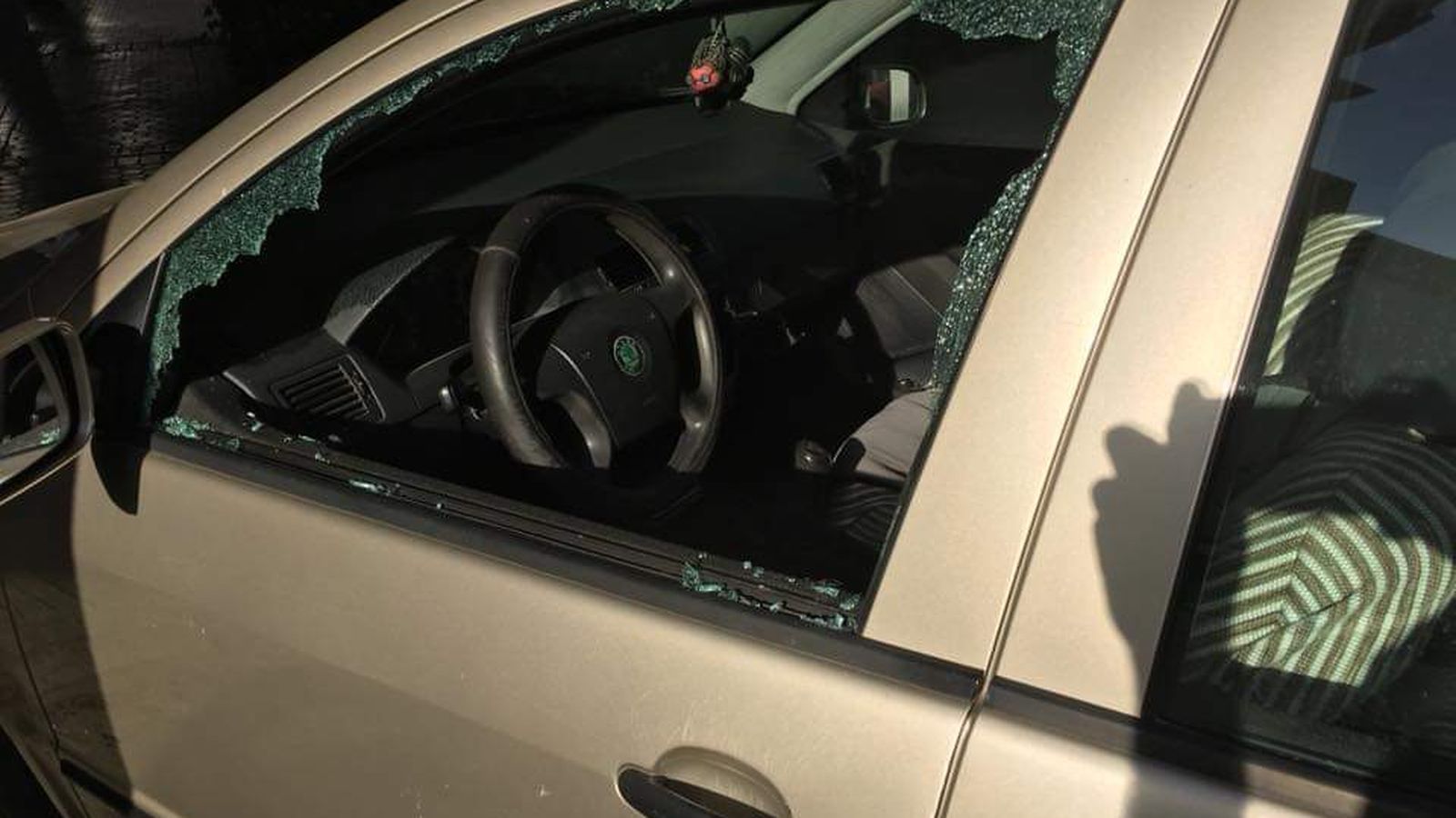 Coche con el cristal roto.