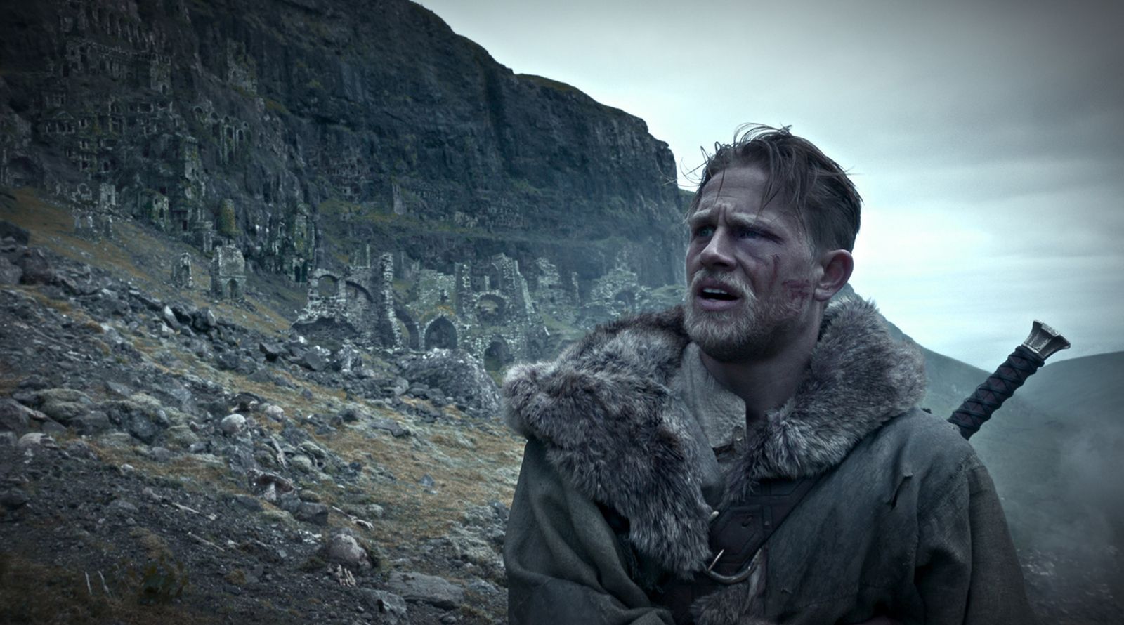 Charlie Hunnam, en la nueva versión de la historia del rey Arturo.