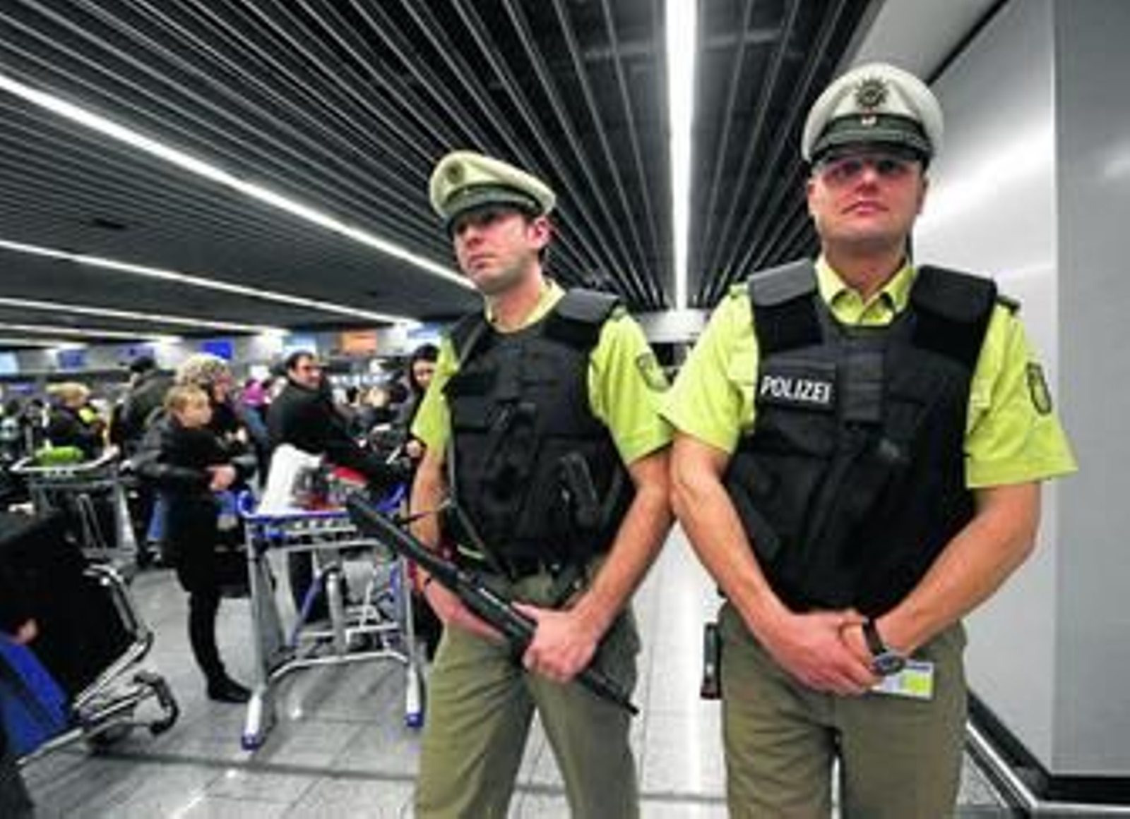 Dos policías vigilando ayer la terminal del aeropuerto de Fráncfort.