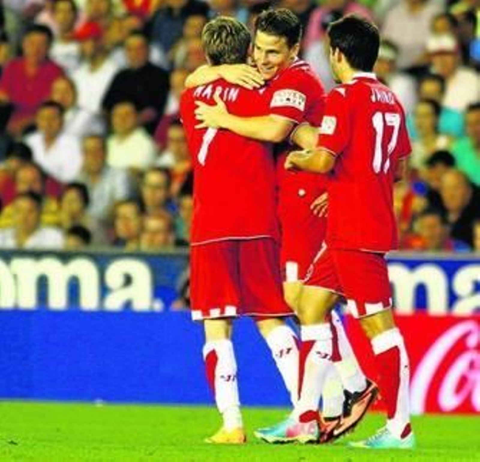 Marko Marin abraza a Gameiro en presencia de Jairo tras el gol del empate sevillista.