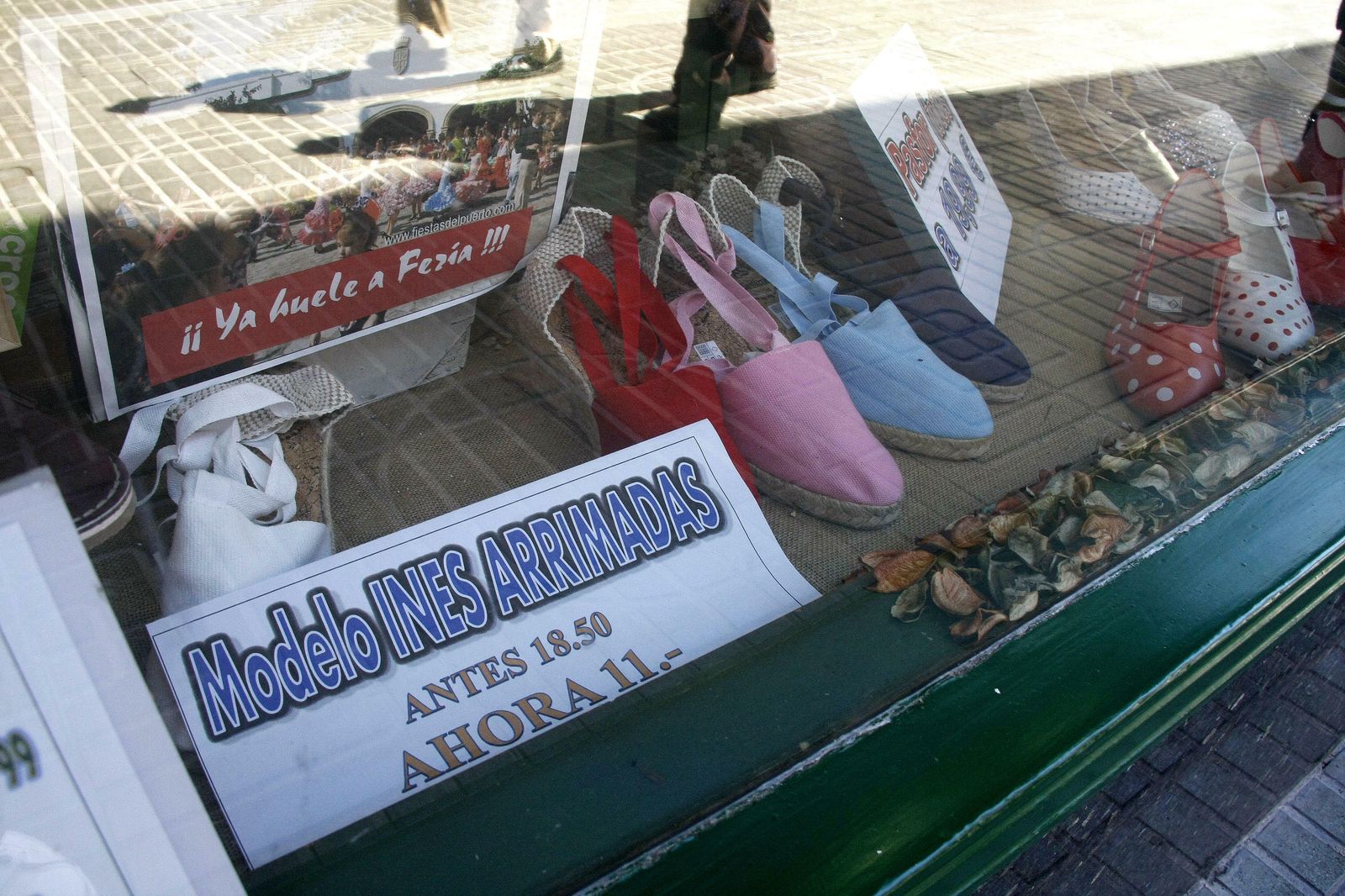 Inés Arrimadas da nombre a unas alpargatas en una zapatería de El Puerto.