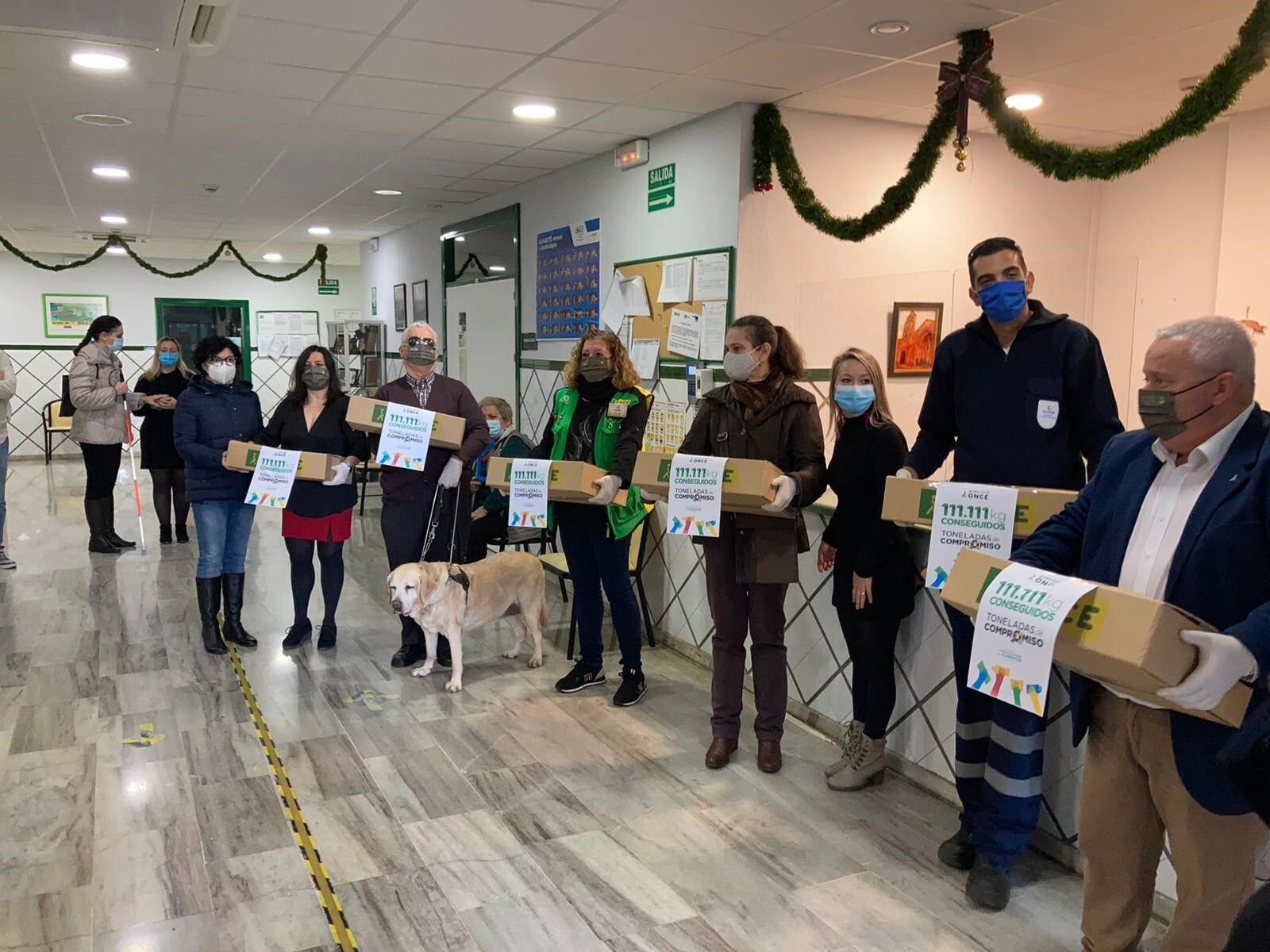 Acto de entrega de alimentos del Grupo Social ONCE en Huelva