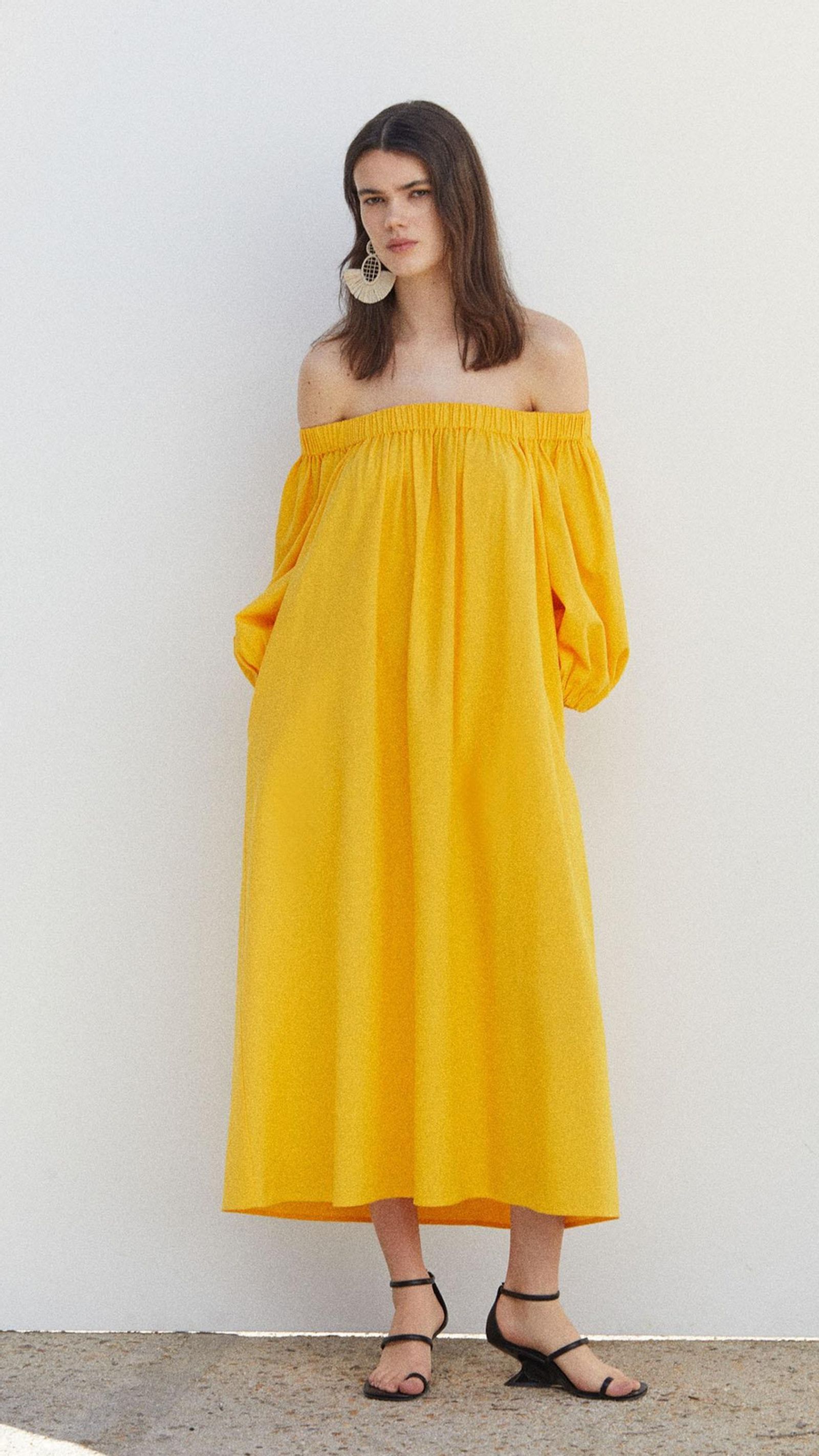 Vestido con escote off shoulders de Sfera.