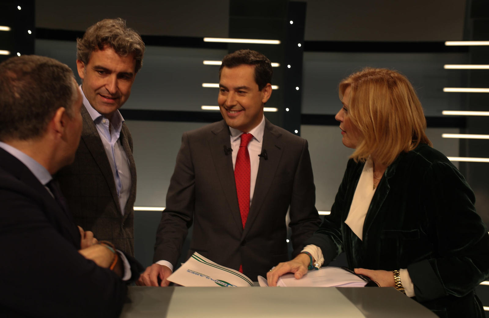 Juanma Moreno, con sus asesores.