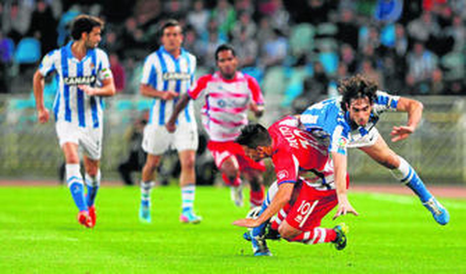 Carlos Martínez derriba a Nolito, una tónica en la recta final del choque ante el cansancio físico de los jugadores de Montanier.