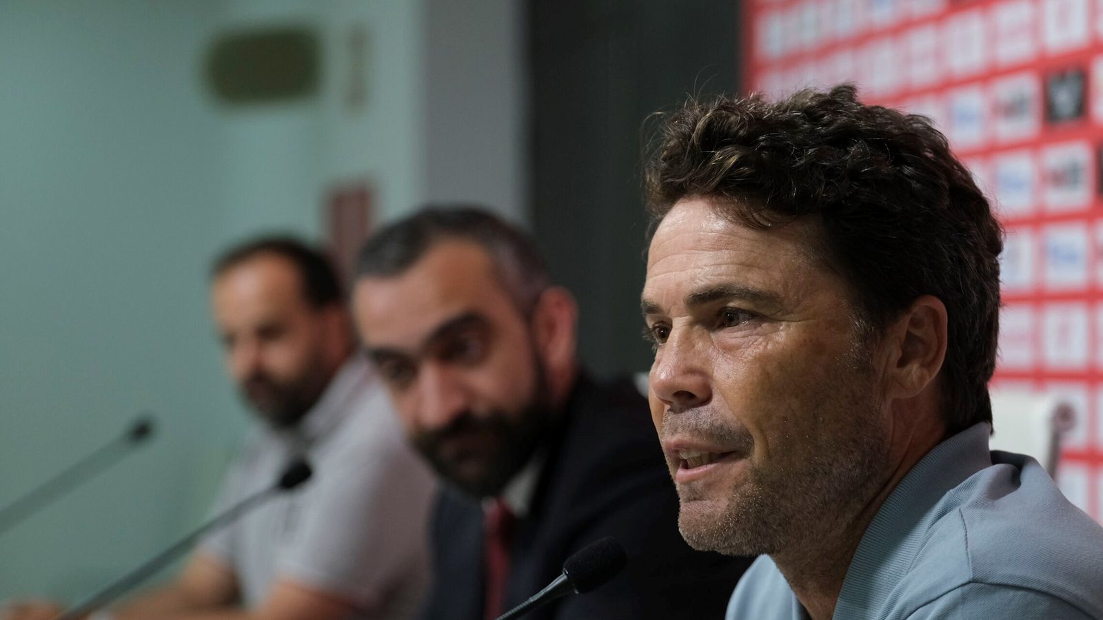 Rubi se dirige a los medios de comunicación en su regreso a la sala de prensa.