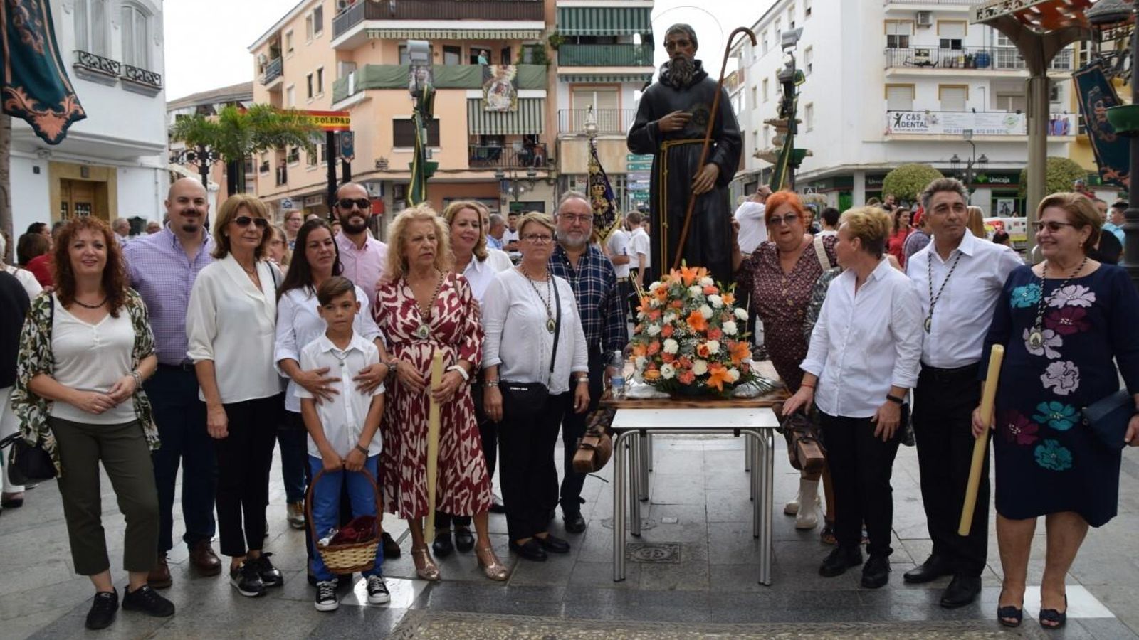 Participantes en la procesión de San Francisco de Paula con el alcalde Joaquín Villanova a la cabeza.