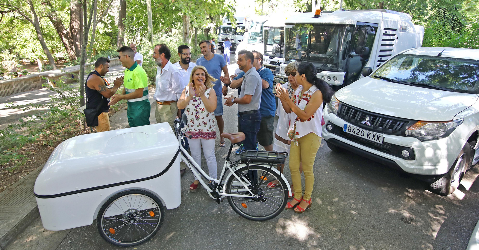 La alcaldesa, presentando la nueva maquinaria del servicio.