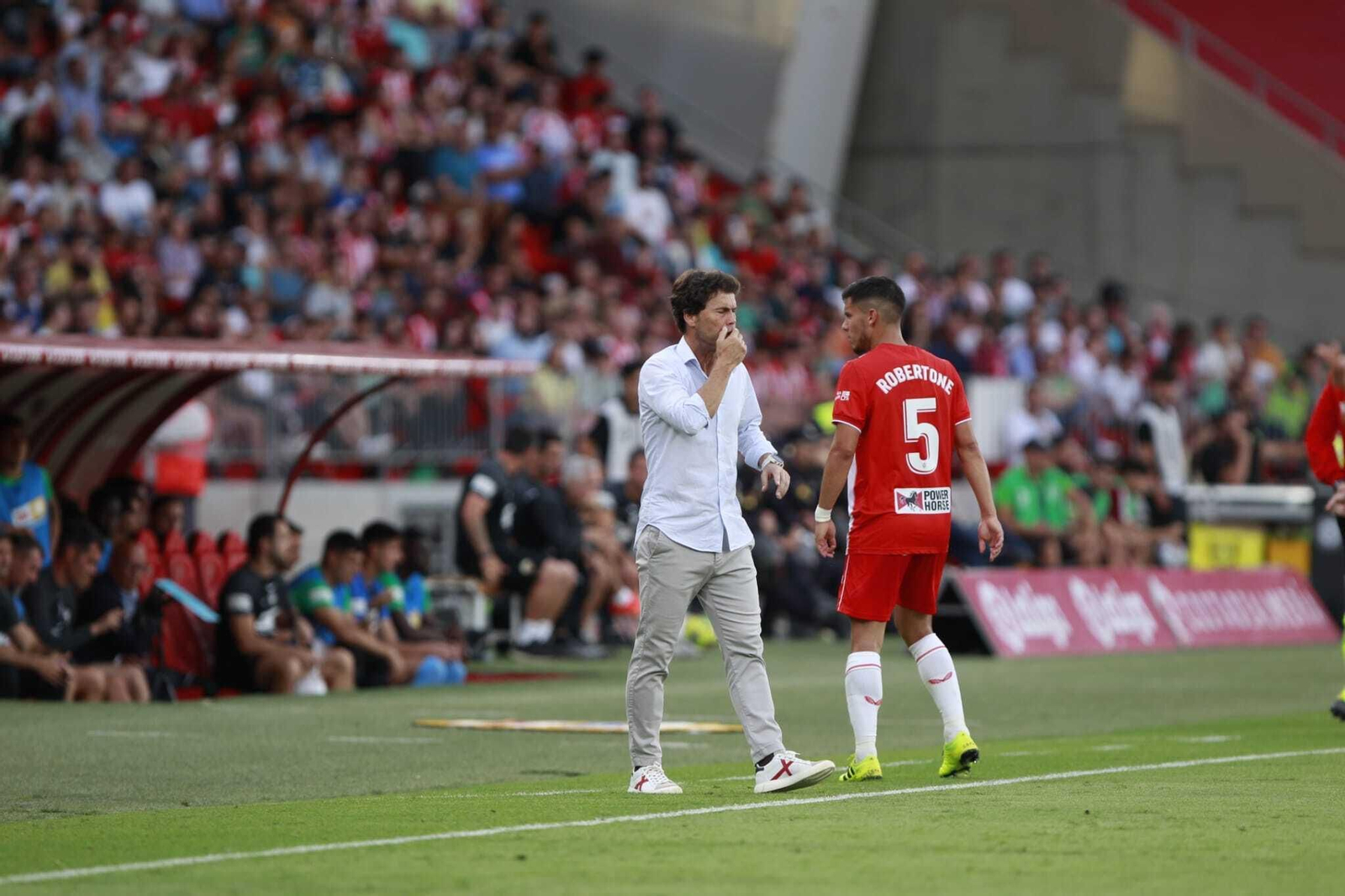 Rubi da indicaciones a Robertone durante un momento del partido frente al Elche.