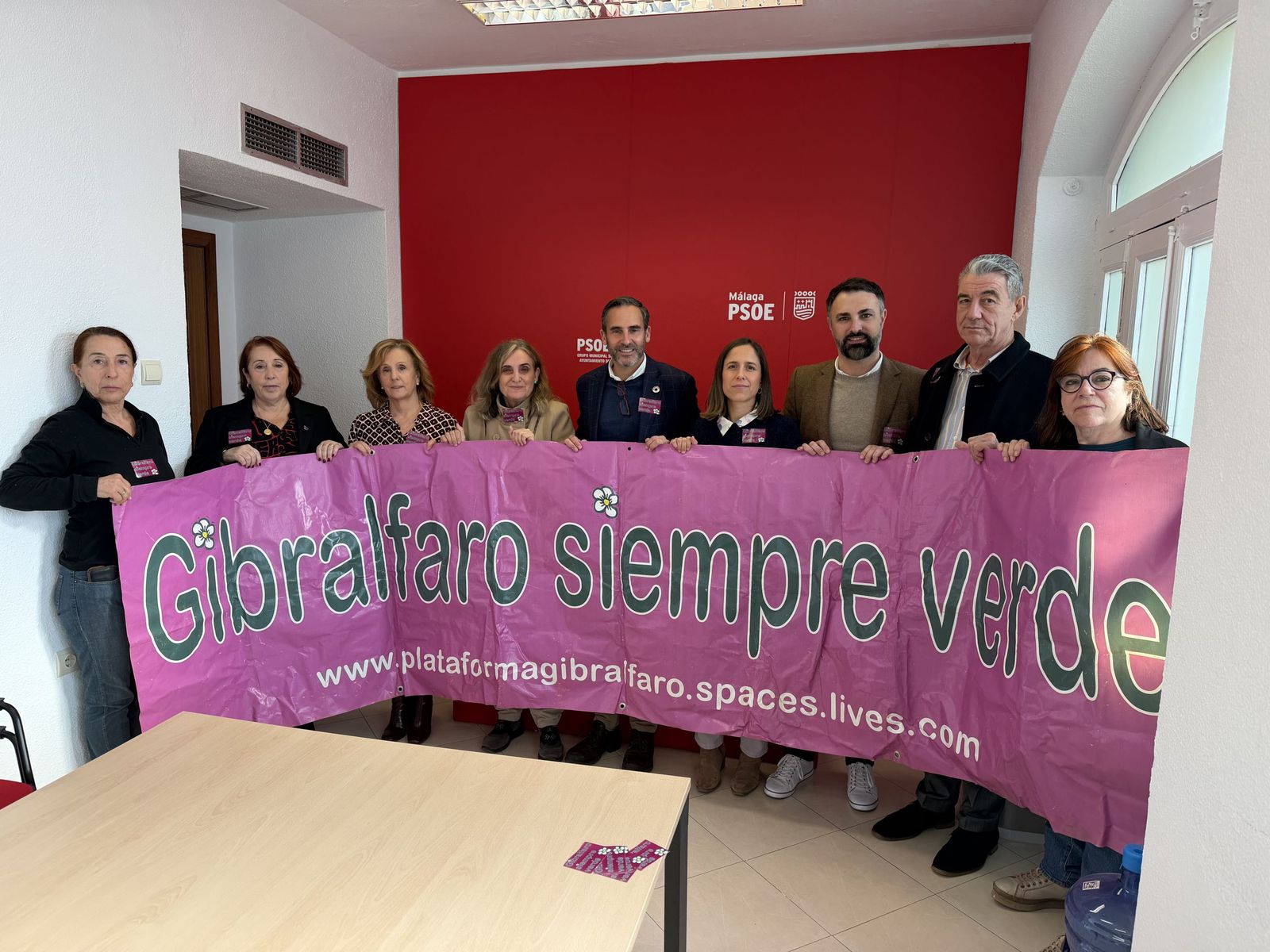 Representantes socialistan con la pancarta en defensa del Monte Gibralfaro.