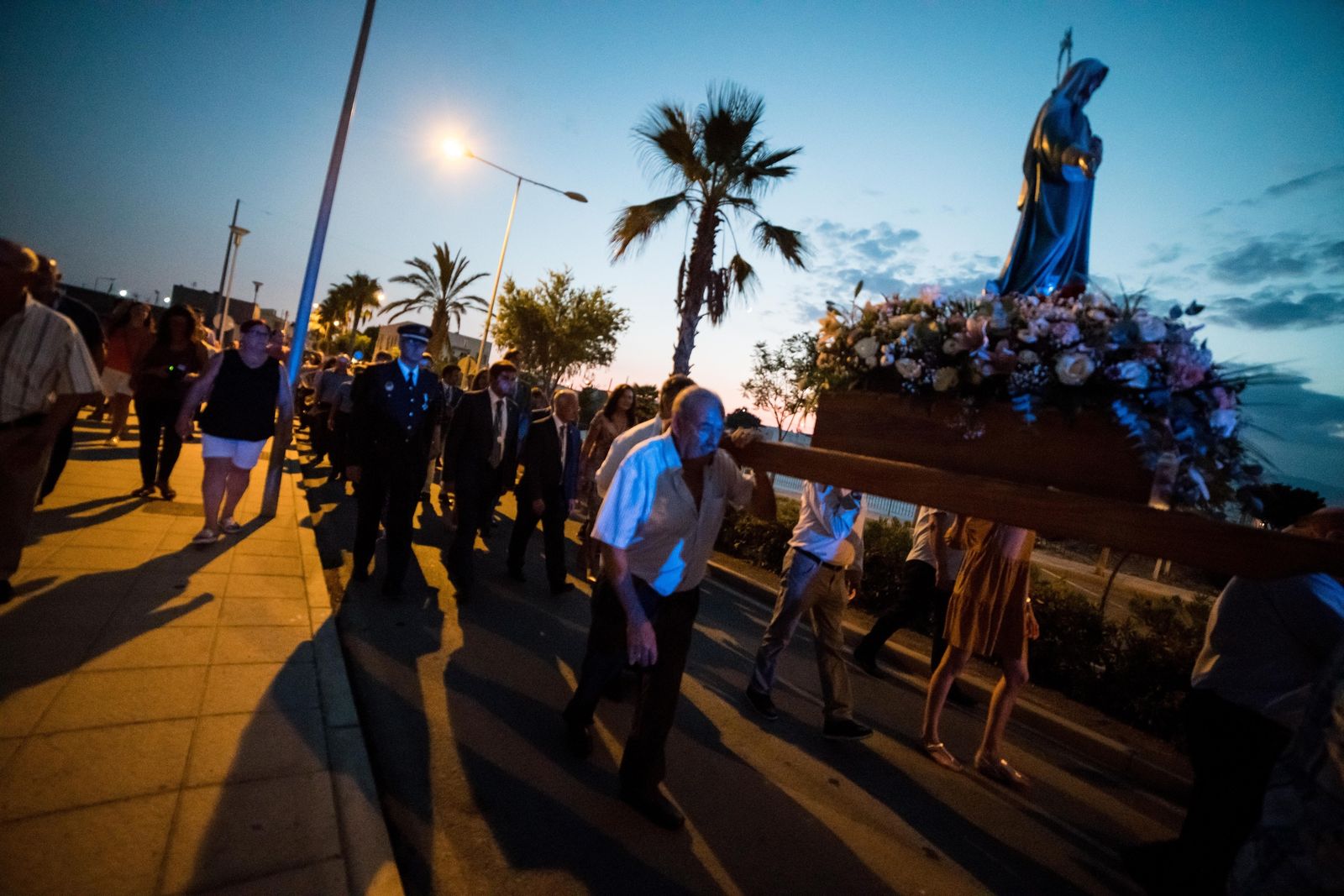 Los vecinos de Las Losas acompañan a su patrona en una entrañable procesión