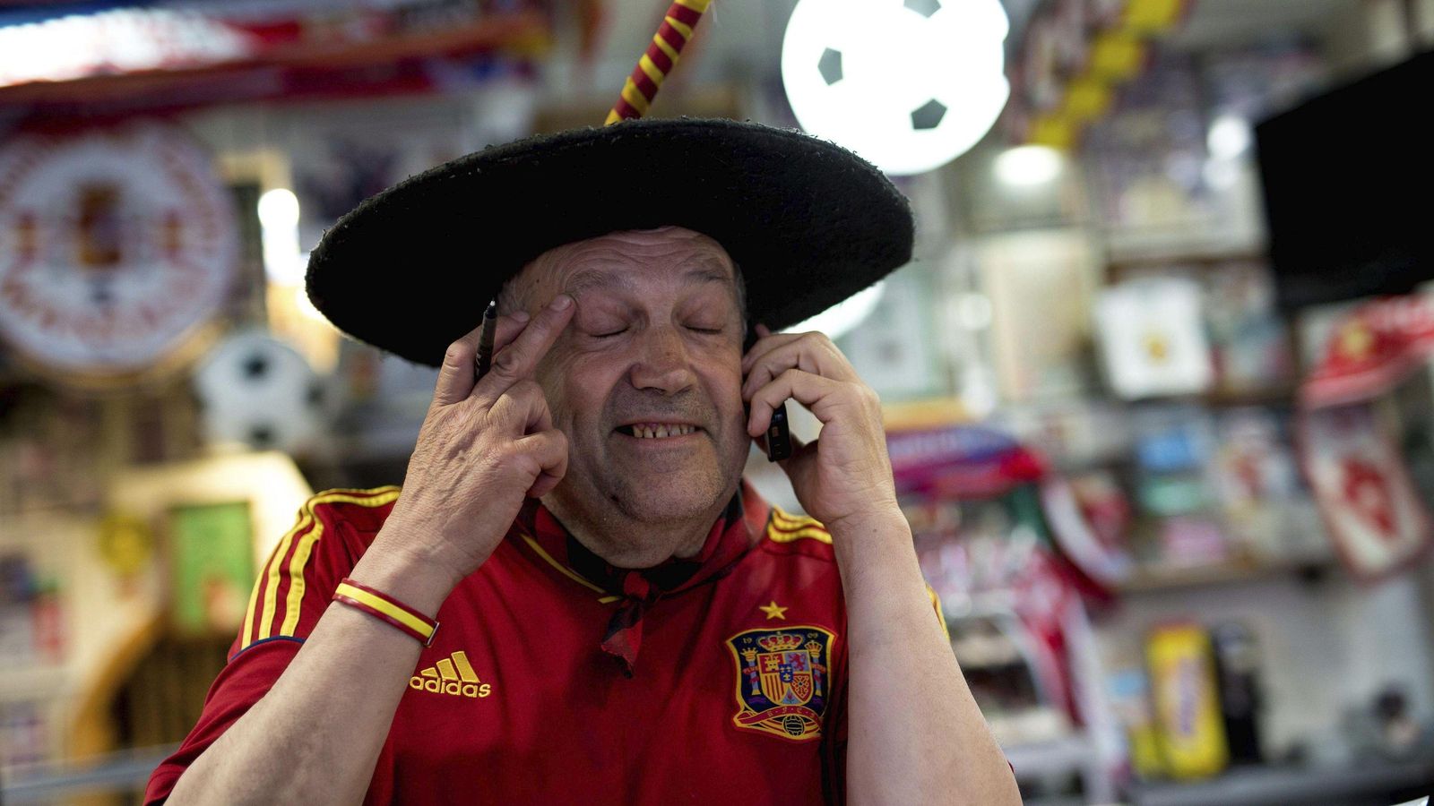 Manolo el del Bombo en 2017 en una entrevista en su bar