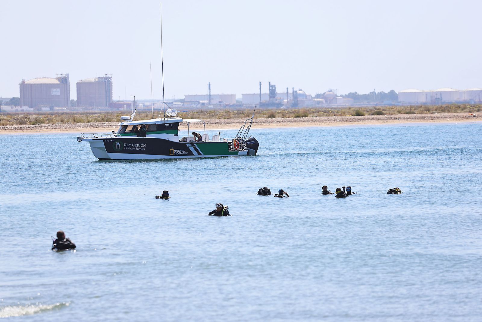 Imágenes de la gran recogida de residuos abandonados en el marco de la octava edición de '1m2 contra la basuraleza'. En la playa de la Canaleta.