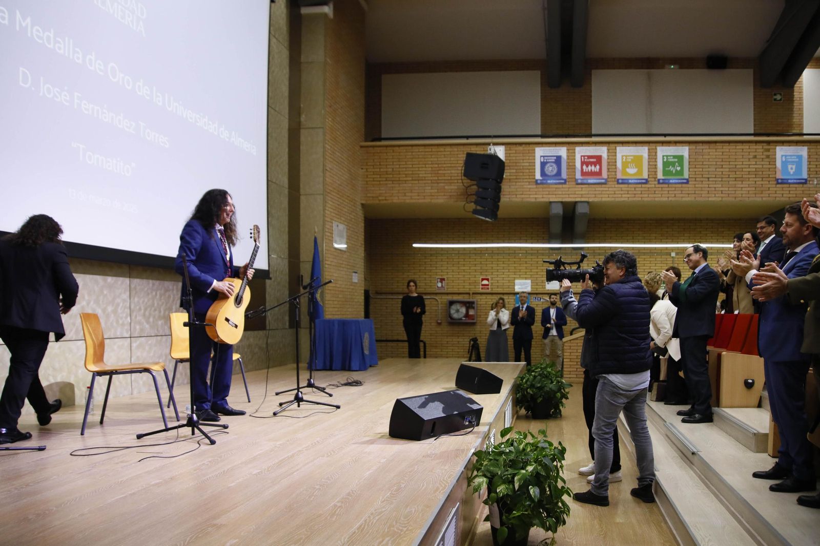 Las imágenes del acto de entrega de la Medalla de Oro a José Fernández Torres Tomatito, en la Universidad de Almería