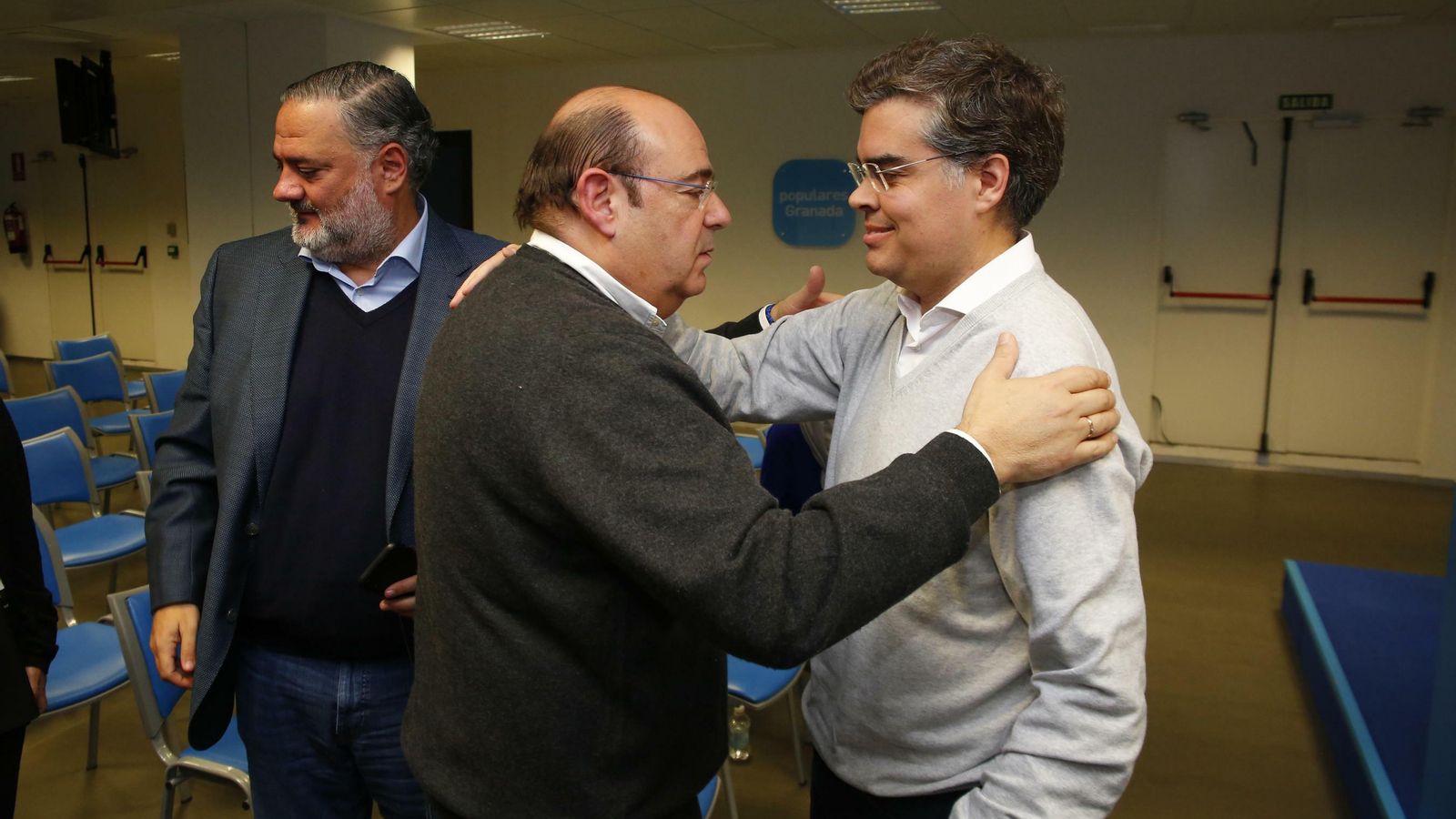 Sebastián Pérez se abraza con Vicente Azpitarte antes del escrutinio.