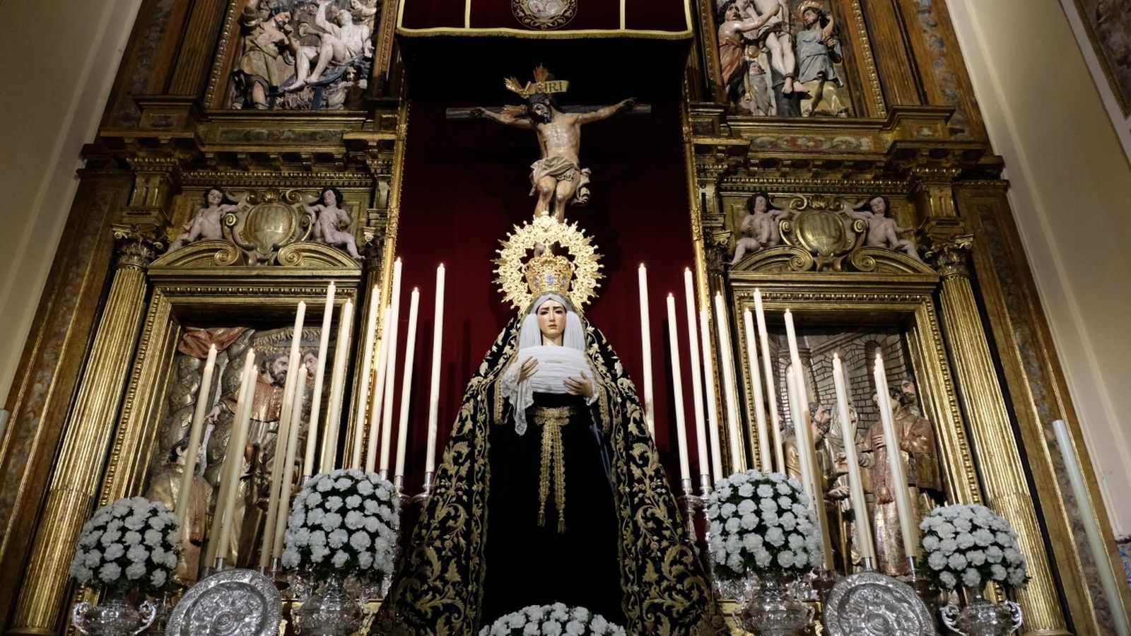 La Virgen del Dulce Nombre y el Cristo del Mayor en un altar especial.