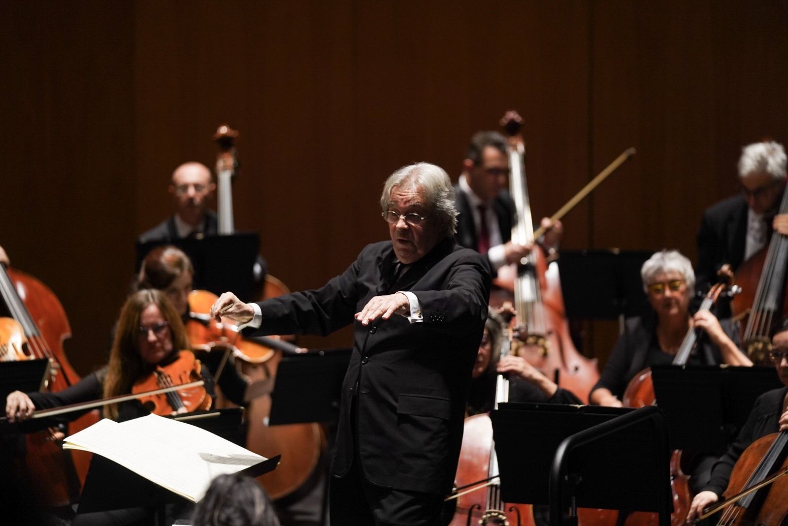 Antoni Ros-Marbà, dirigiendo a la Orquesta en el cuarto concierto de abono.