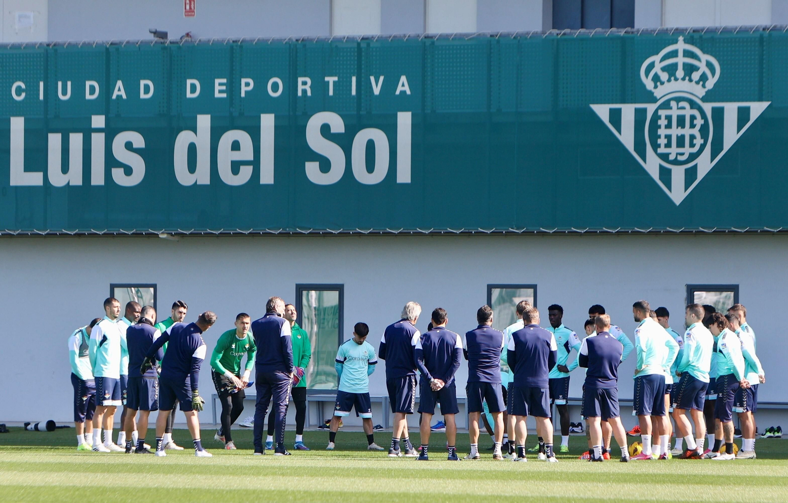 Manuel Pellegrini se dirige a sus jugadores en la habitual charla previa al comienzo de un entrenamiento.