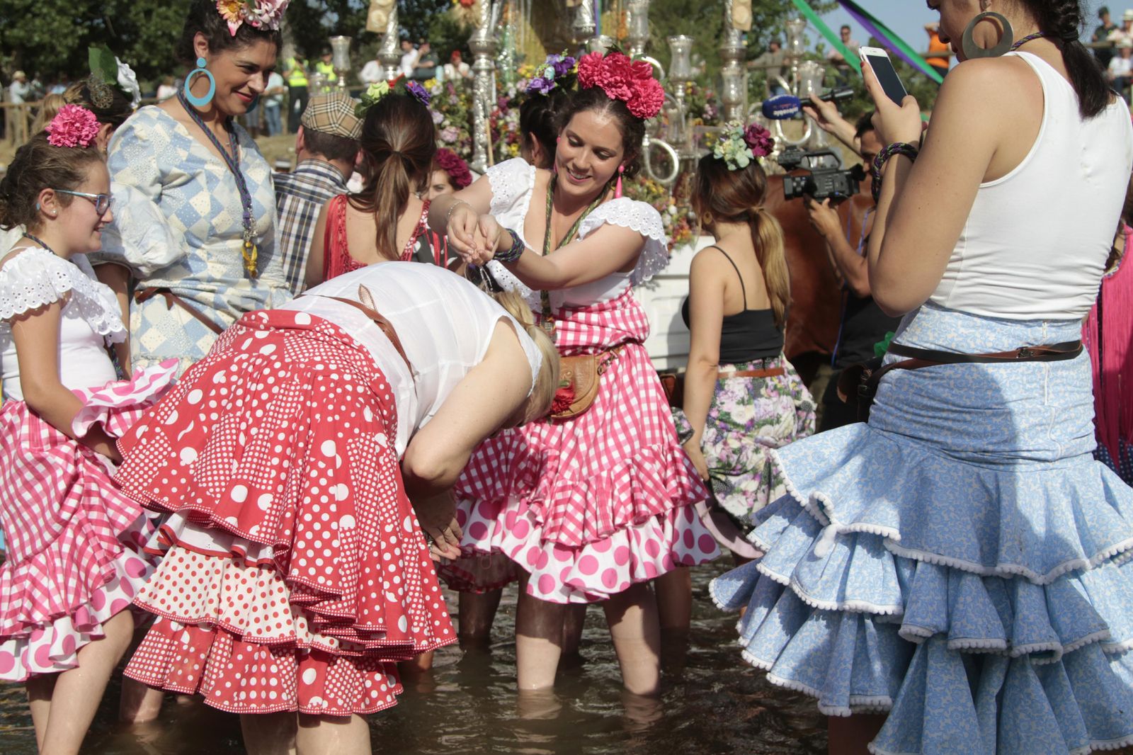 Las hermandades cruzan el vado del Quema