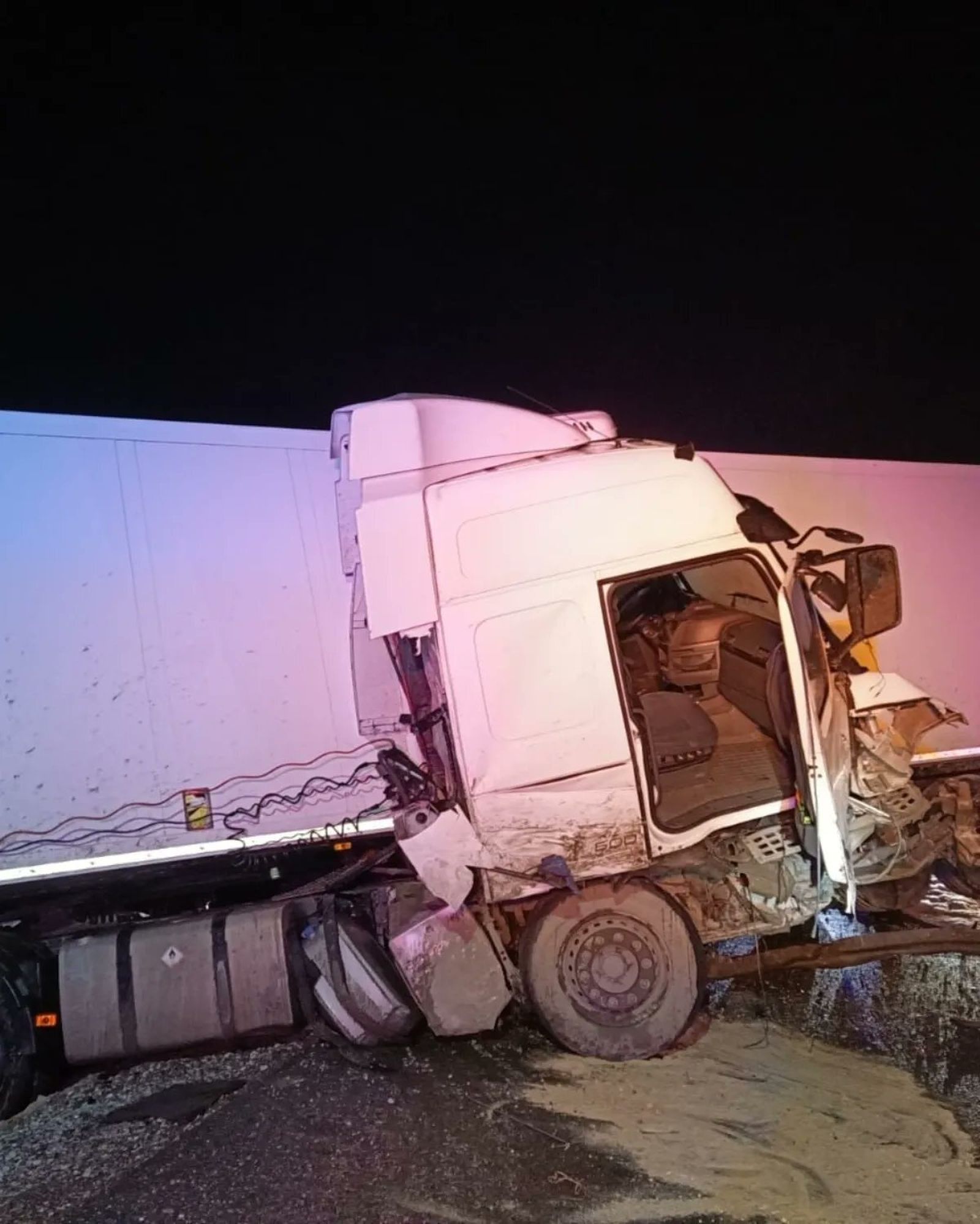 Camión accidentado en la A92 la pasada madrugada, en una imagen facilitada por Bomberos de Granada.