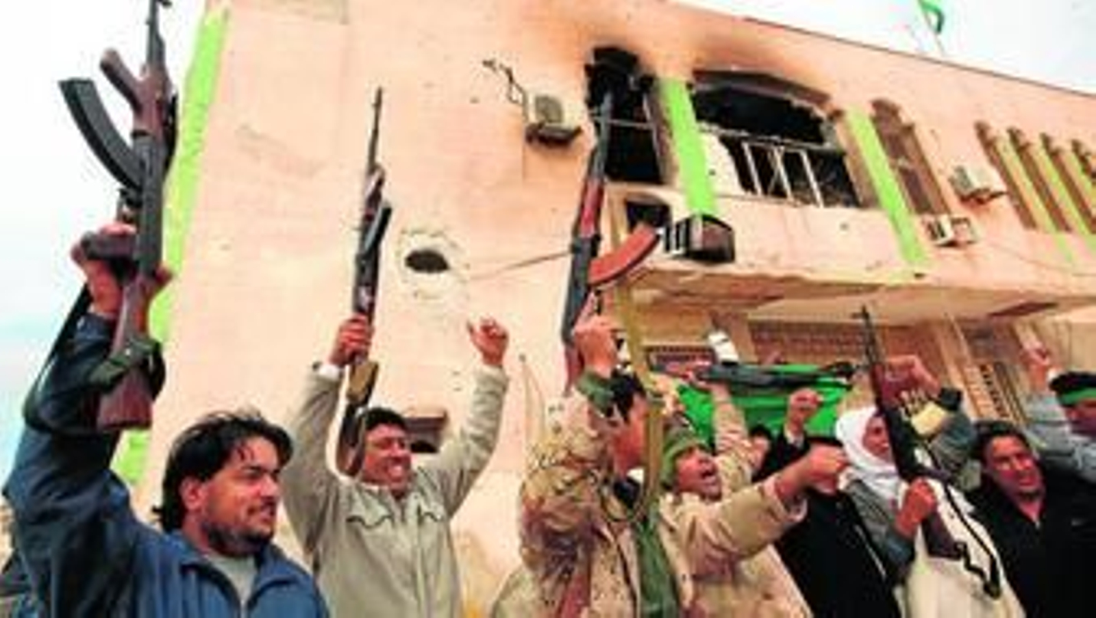 Soldados y voluntarios fieles a Gadafi celebran la reconquista de la ciudad de Bin Jawad en su camino hacia Bengasi.