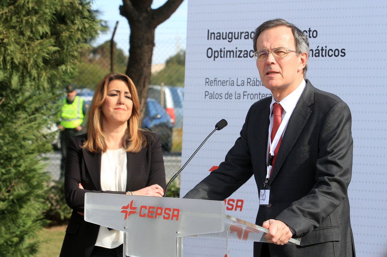 Pedro Miró junto a Susana Díaz en el aniversario de la llegada de Cepsa a Huelva.
