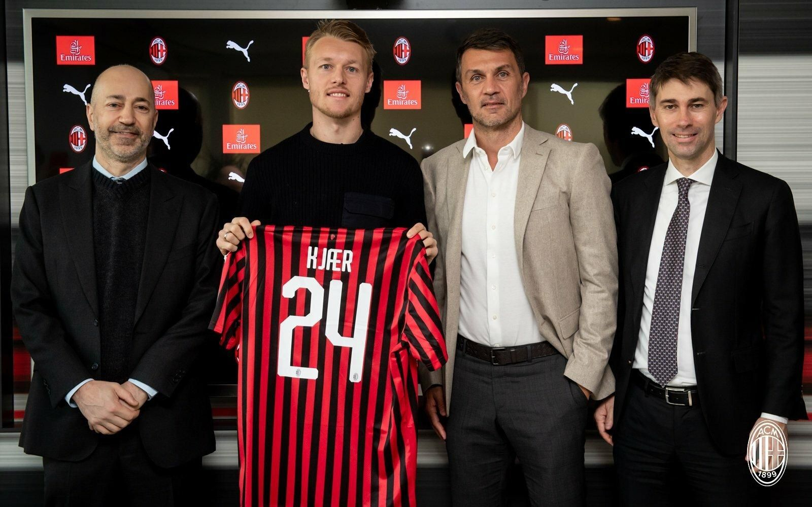 Kjaer posa junto a Paolo Maldini y Frederic Massara tras estampar su firma como jugador del Milan.