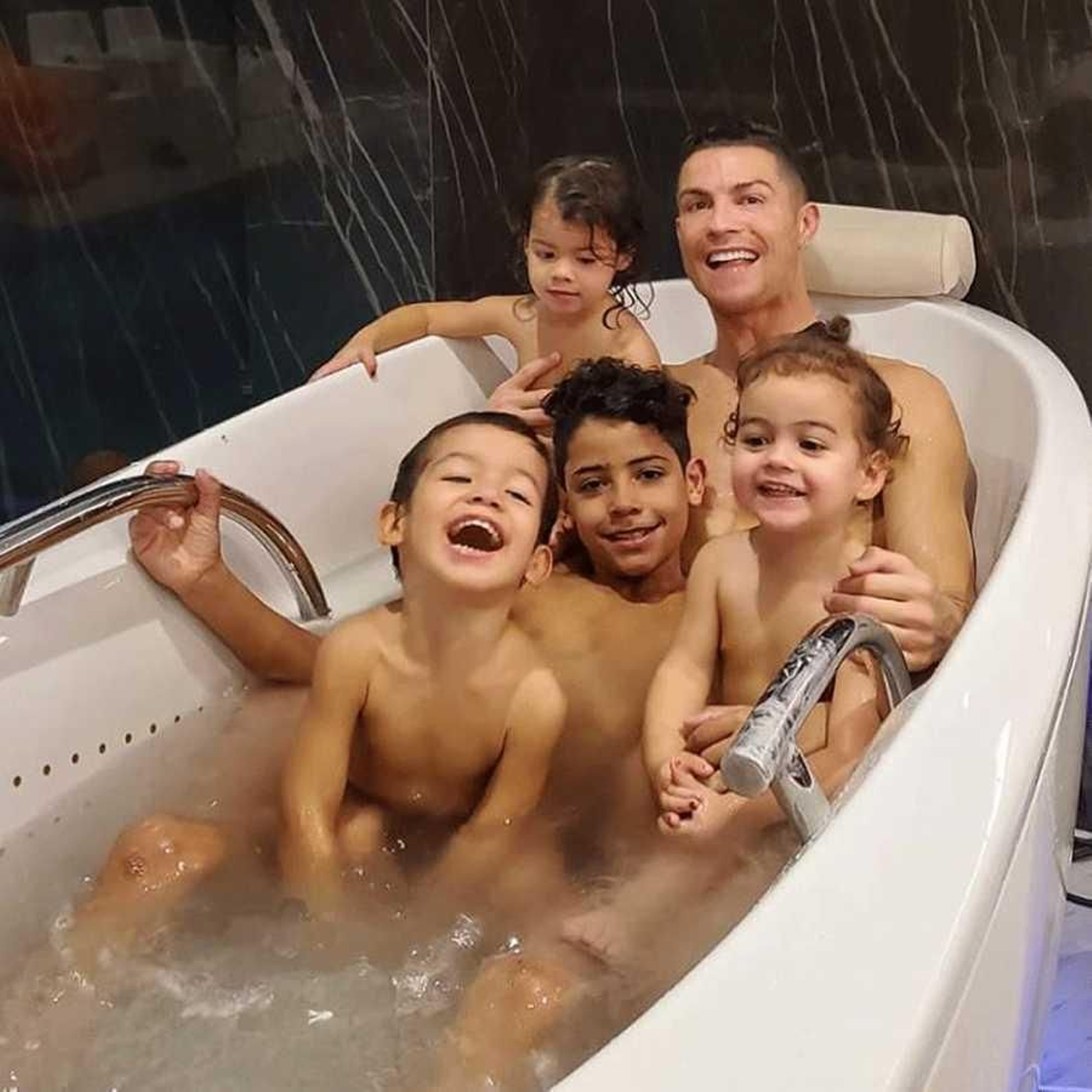 Cristiano Ronaldo, en la bañera con sus cuatro hijos, en una foto de sus redes sociales.