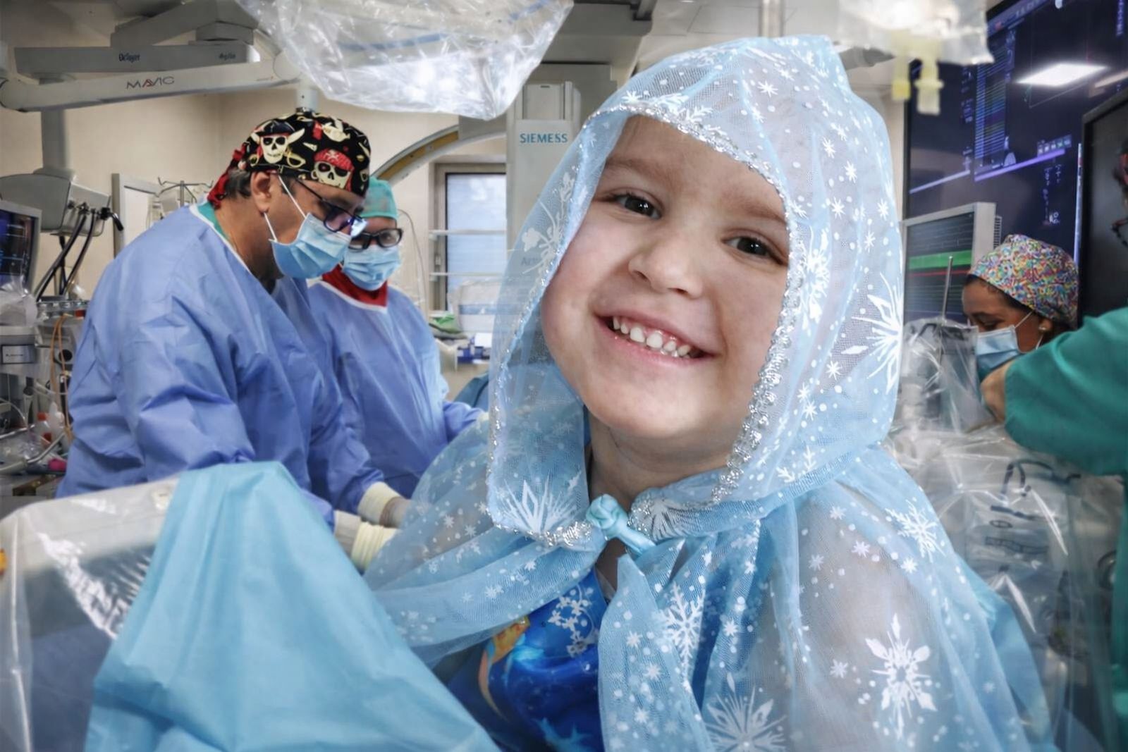La imagen de la pequeña Francisca sonriente sobre la fotografía de una intervención